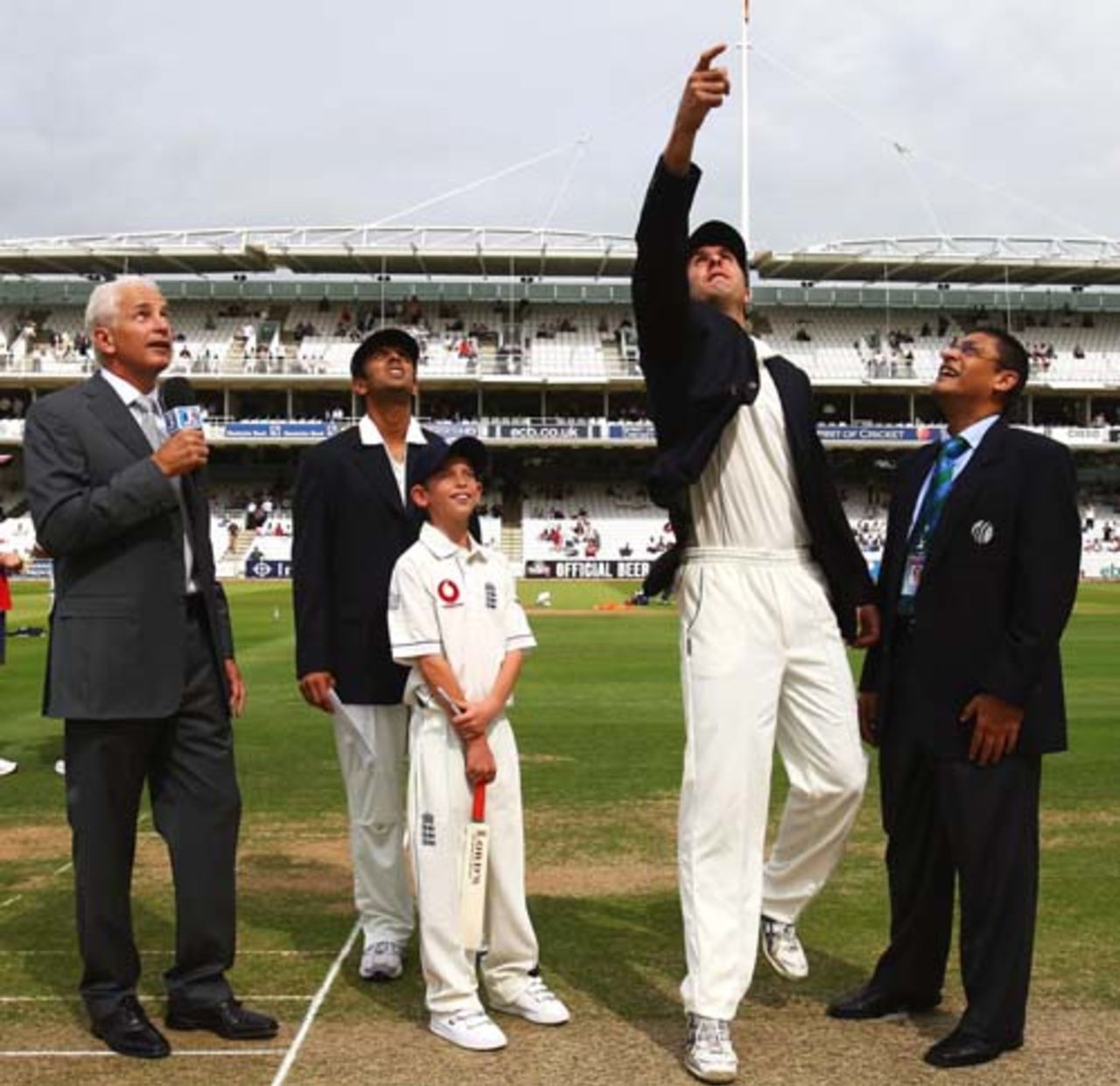 Michael Vaughan and Rahul Dravid at the toss with Ranjan Madugalle, the match referee, England v India, 1st Test, Lord's, 1st day, July 19, 2007