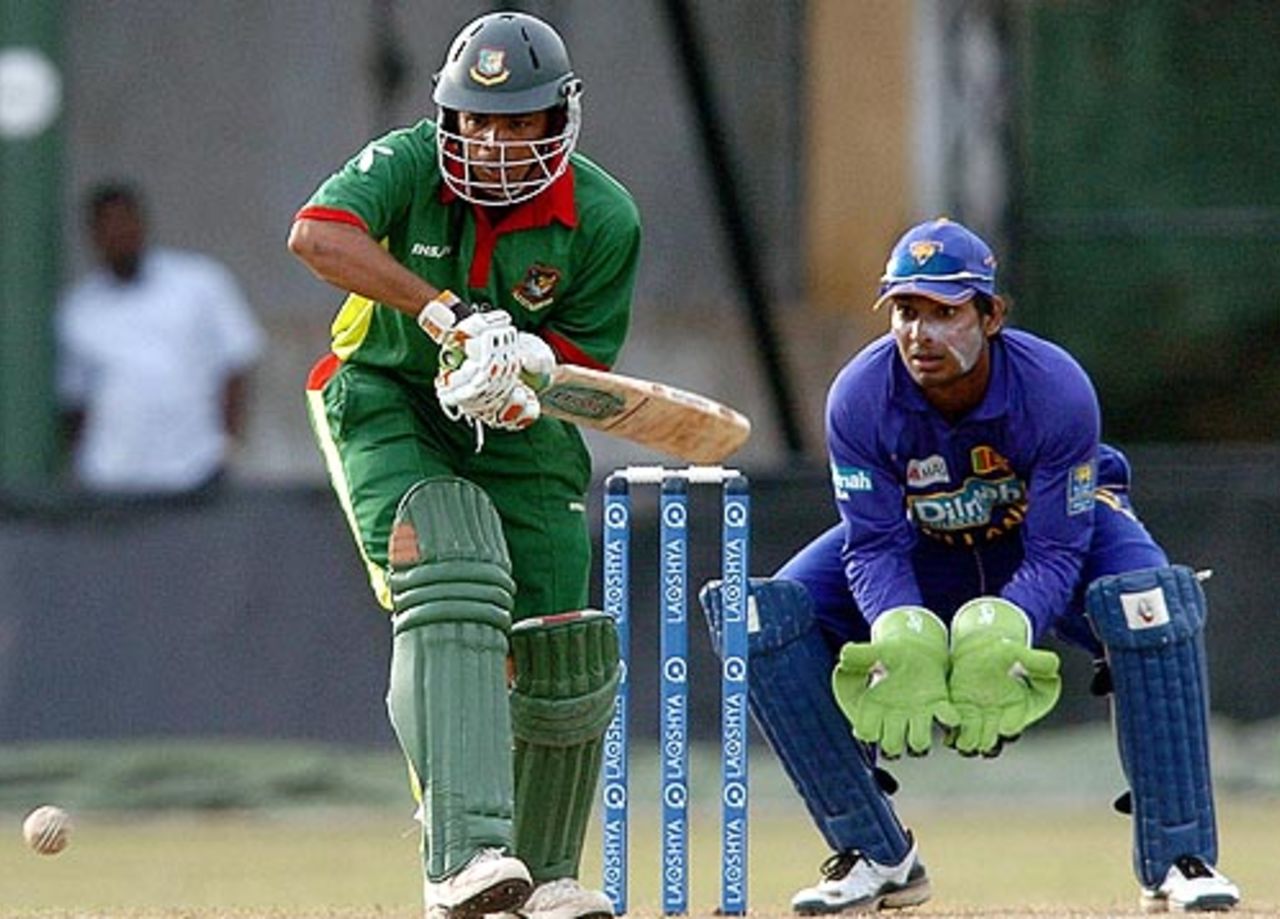 Abdur Razzak gave the crowd something to cheer with some lusty blows, Sri Lanka v Bangladesh, 1st ODI, Colombo, July 20, 2007