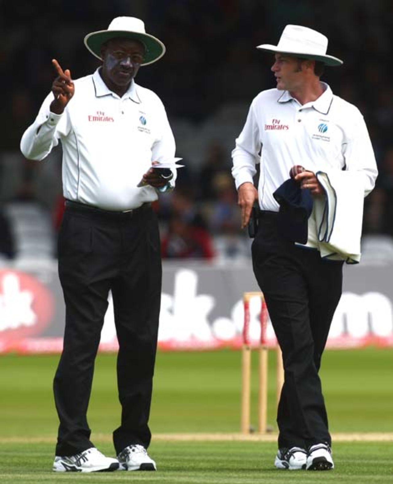 Steve Bucknor and Simon Taufel discuss the confusion over Kevin Pietersen's dismissal, England v India, 1st Test, Lord's, 2nd day, July 20, 2007