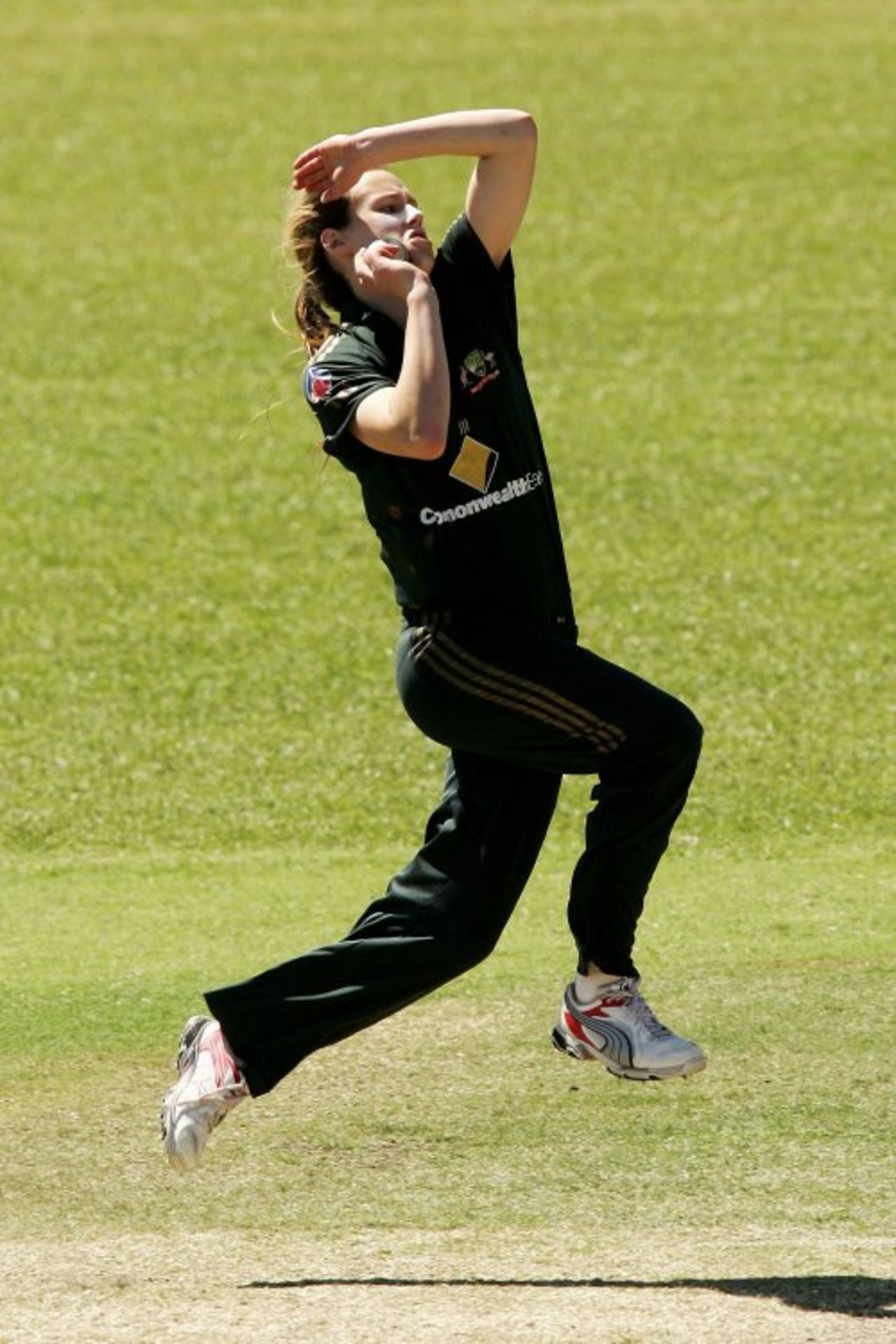 Ellyse Perry bowls during her ODI debut, Australia women v New Zealand women, 2nd ODI, Darwin, July 22, 2007