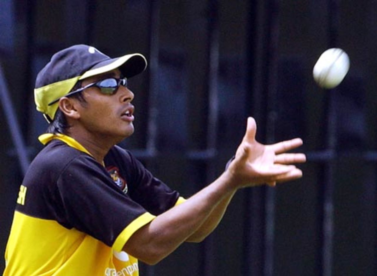 Mohammad Ashraful keeps his eyes on the ball during a practice session, Colombo, July 22, 2007