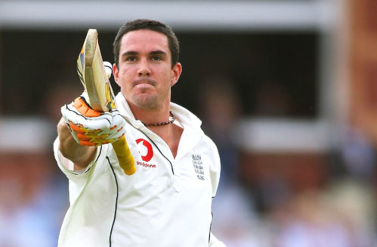 Kevin Pietersen acknowledges the cheers from the crowd at Lord's, England v India, 1st Test, Lord's, 4th day, July 22, 2007