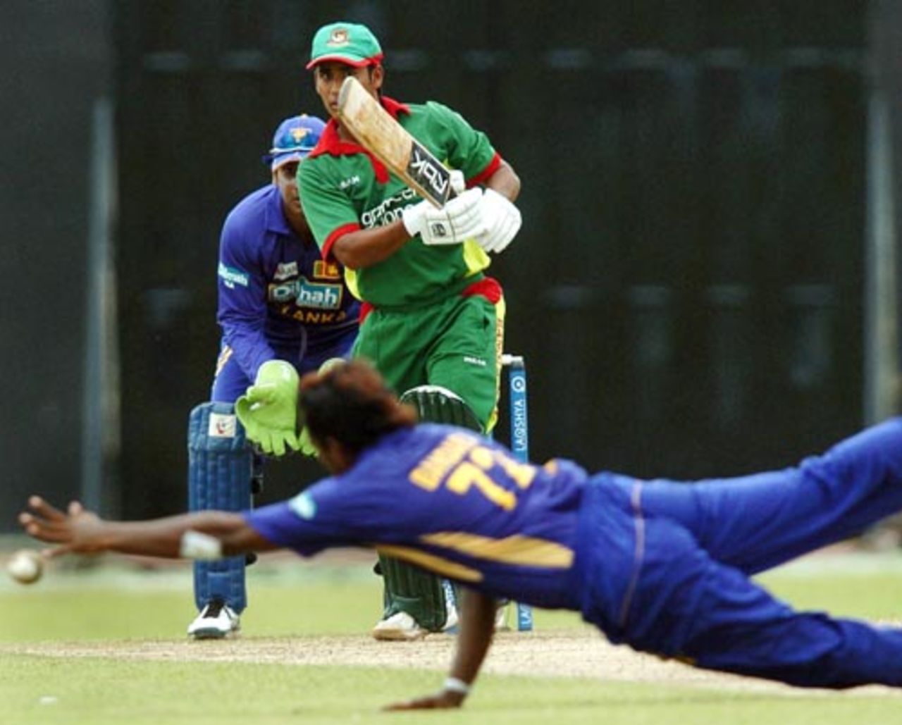 Malinga Bandara tries to deny Mohammad Ashraful a single, Sri Lanka v Bangladesh, 2nd ODI, Colombo, July 23, 2007