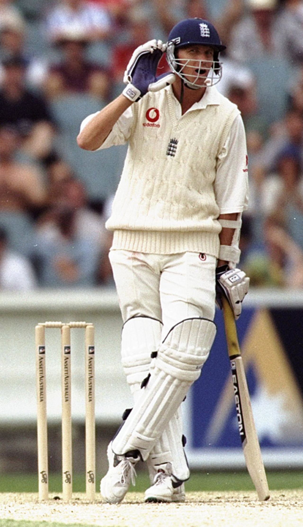 What's that, Glenn? Allan Mullally leans on his bat and winds up Glenn McGrath, Australia v England, 4th Test, December 29, 1998