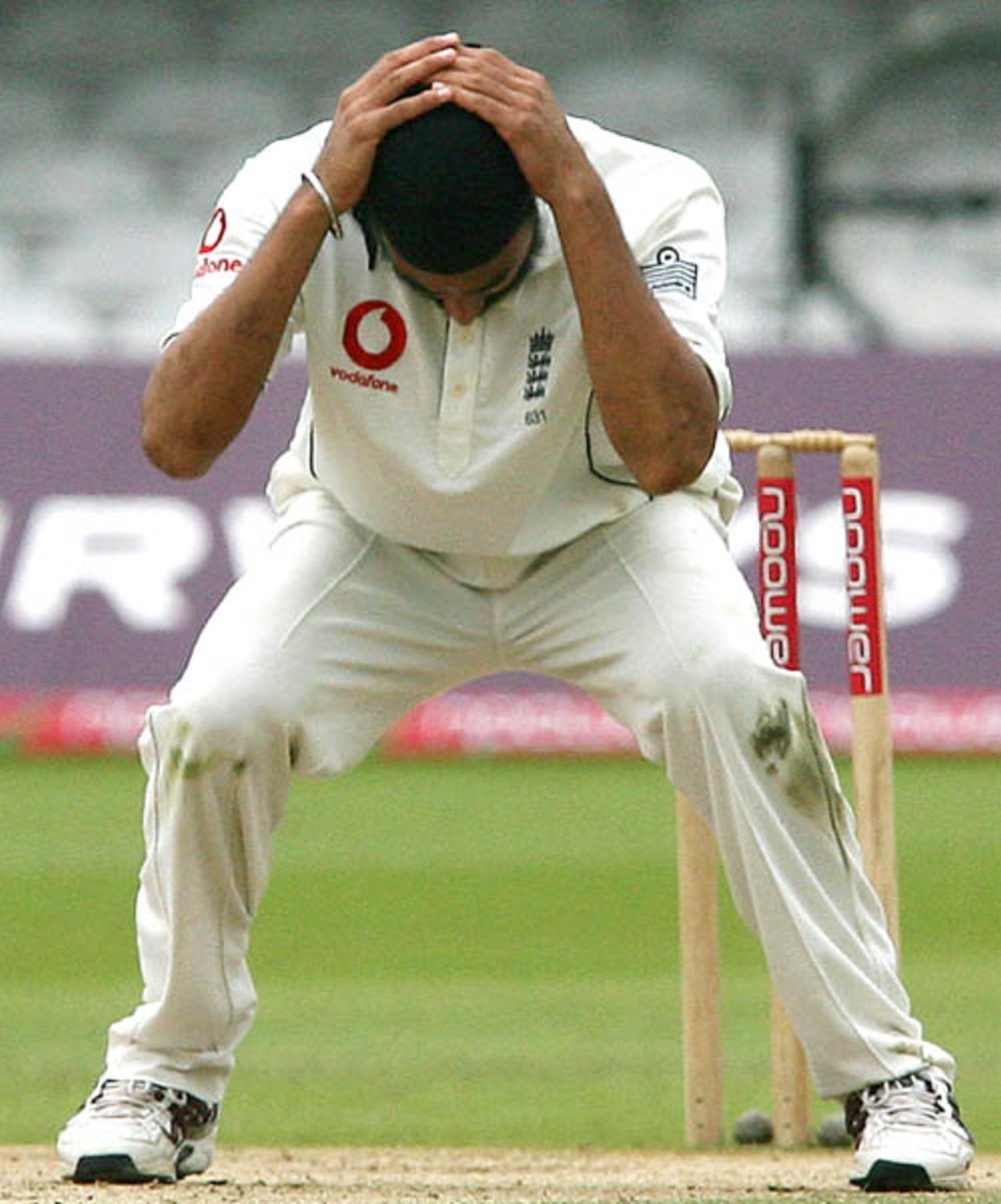 Monty Panesar is a picture of despondency after a missed chance, England v India, 1st Test, Lord's, 5th day, July 23, 2007 

