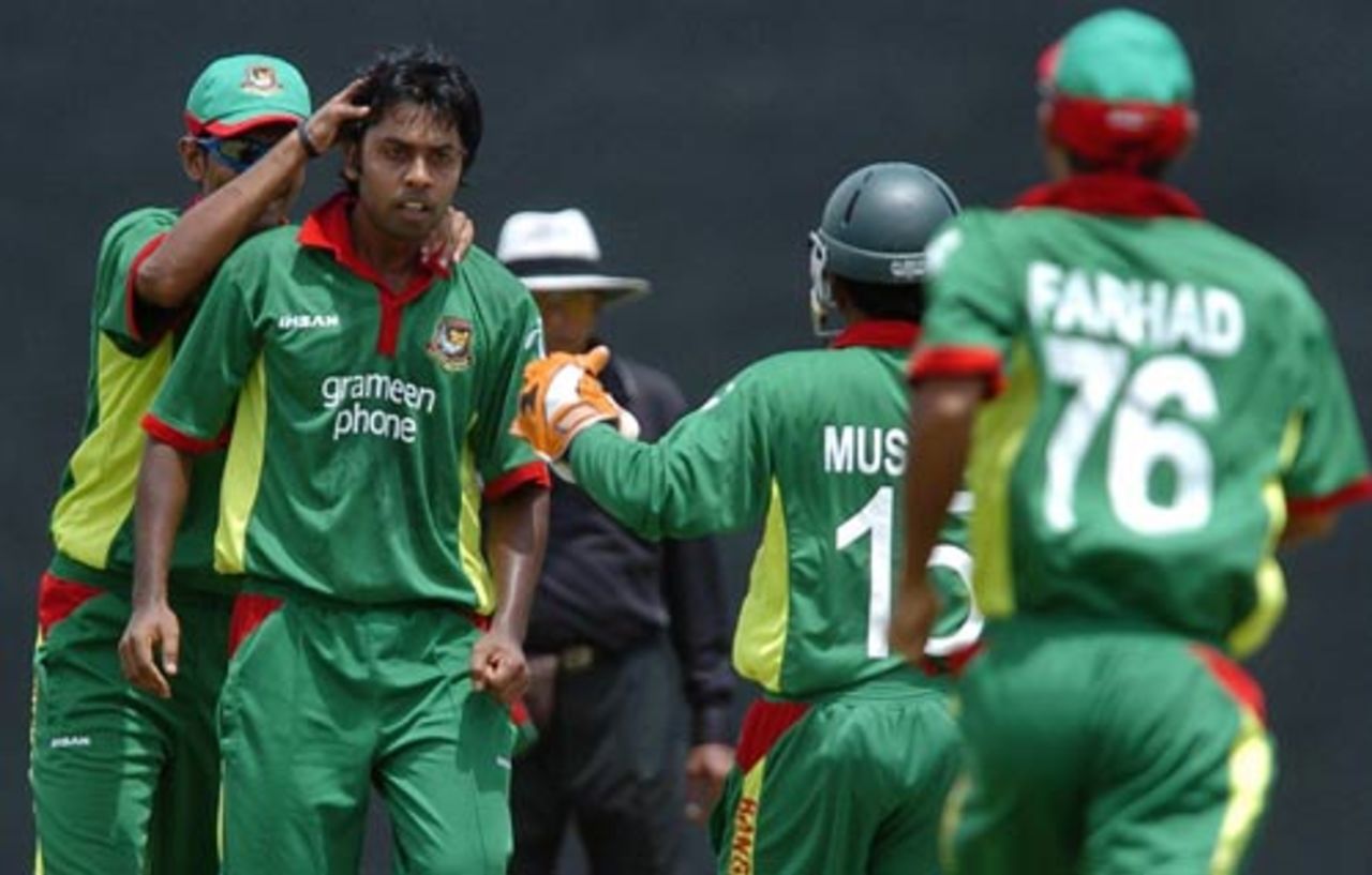 Syed Rasel is congratulated by his team-mates after he dismissed Upul Tharanga, Sri Lanka v Bangladesh, 3rd ODI, Colombo, July 25, 2007 

