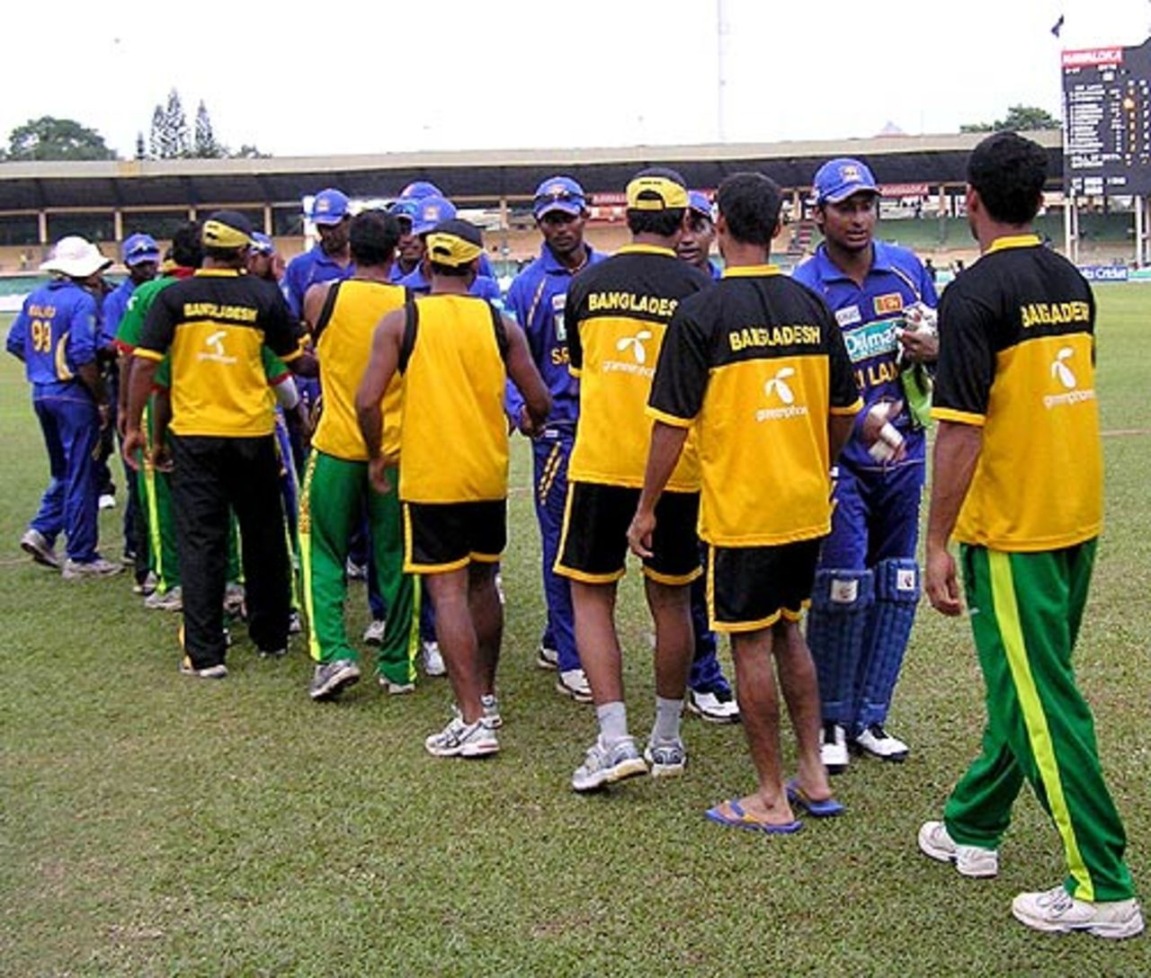 Handshakes all round as Sri Lanka complete a series whitewash over Bangladesh, Colombo, 3rd ODI, July 25, 2007
