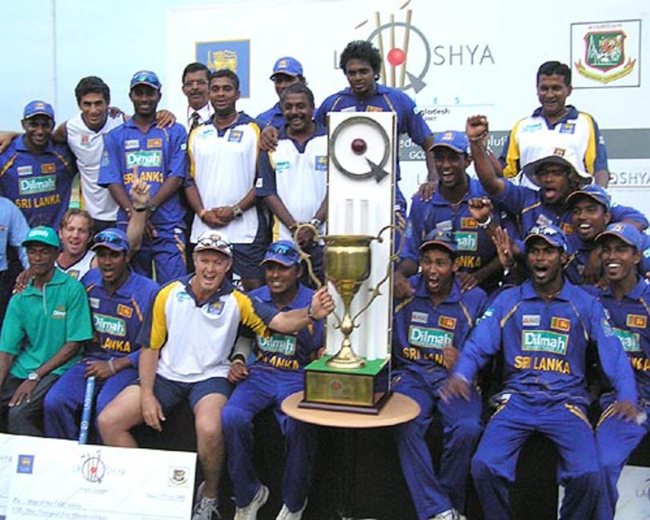 Sri Lankan players with the trophy after beating Bangladesh by 39 runs in the third ODI, Colombo, 3rd ODI, July 25, 2007