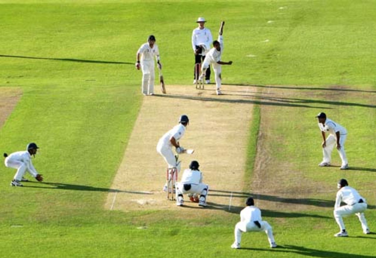 Fielders surround Chris Tremlett during the final overs of the first day, England v India, 2nd Test, Trent Bridge, 1st day, July 27, 2007