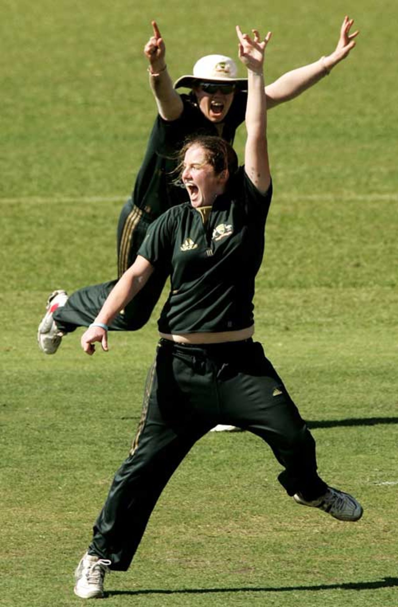 Rene Farrell took two wickets in her first two overs in her debut, Australia women v New Zealand women, 4th ODI, Darwin, July 28, 2007
