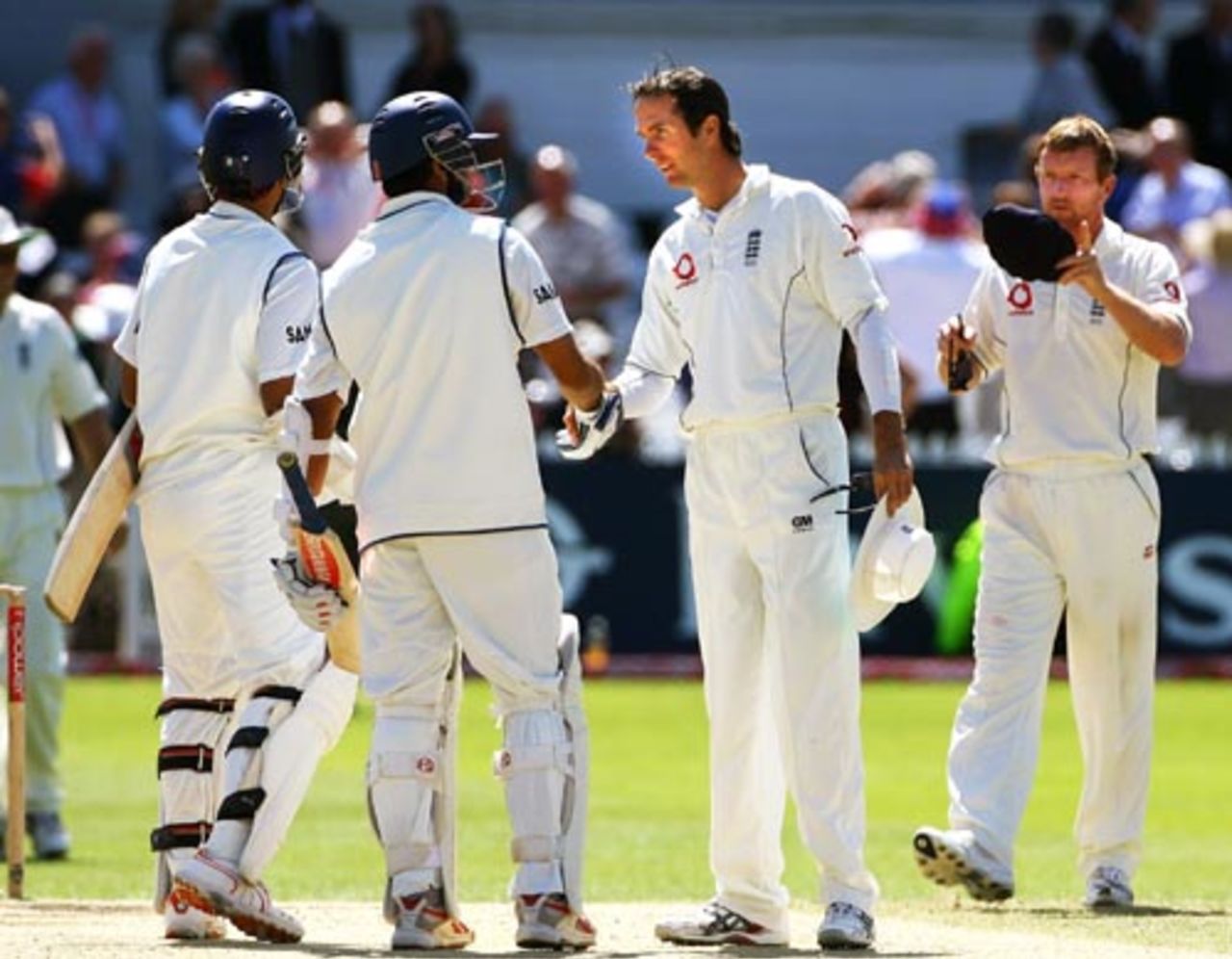 Michael Vaughan congratulates Rahul Dravid after India's victory, England v India, 2nd Test, Trent Bridge, 5th day, July 31, 2007