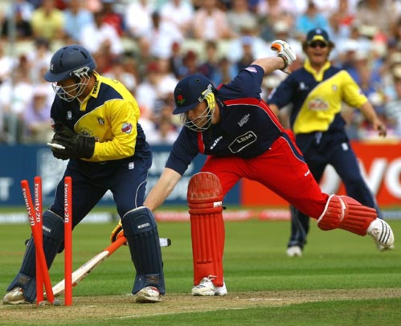 Andrew Flintoff fails to make his ground after being sent back by Brad Hodge, Gloucestershire v Lancashire, Twenty20 Cup, 1st semi-final, Edgbaston, August 4, 2007