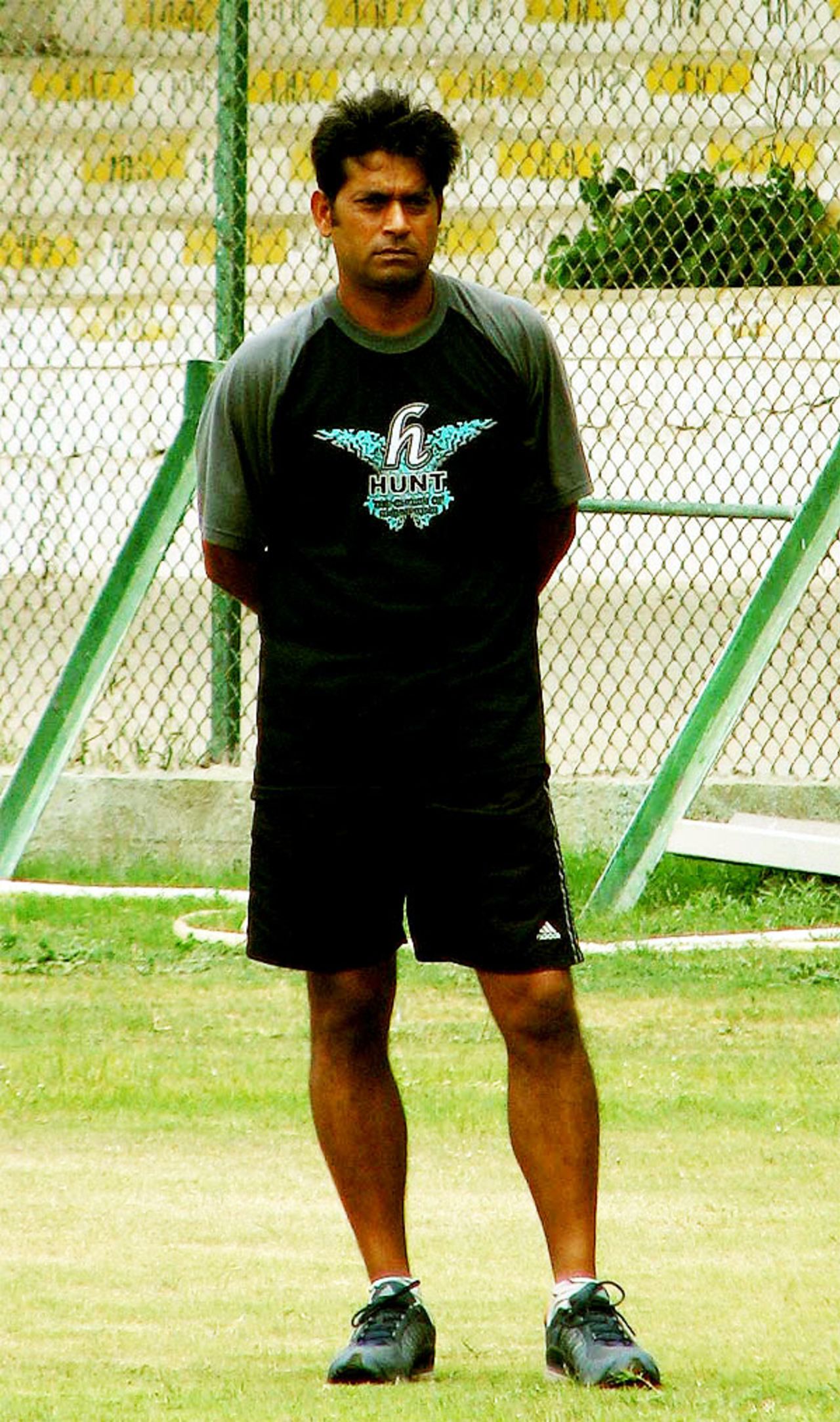 Aaqib Javed supervises bowling practice at the camp, National Stadium Karachi, August 2, 2007