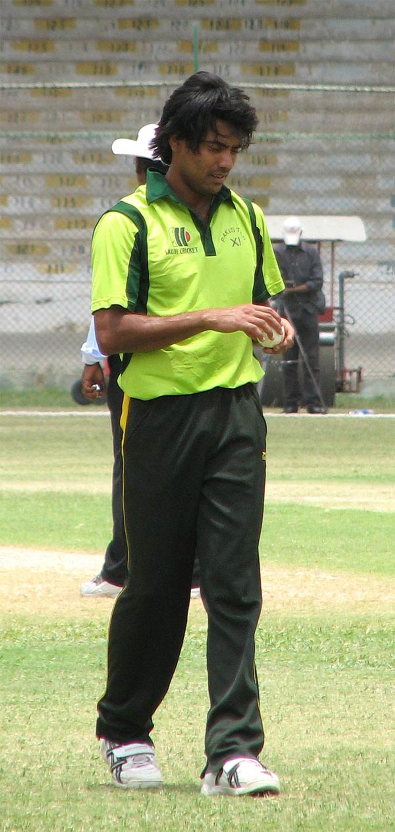 Mohammad Sami prepares to bowl, National Stadium Karachi, August 2, 2007