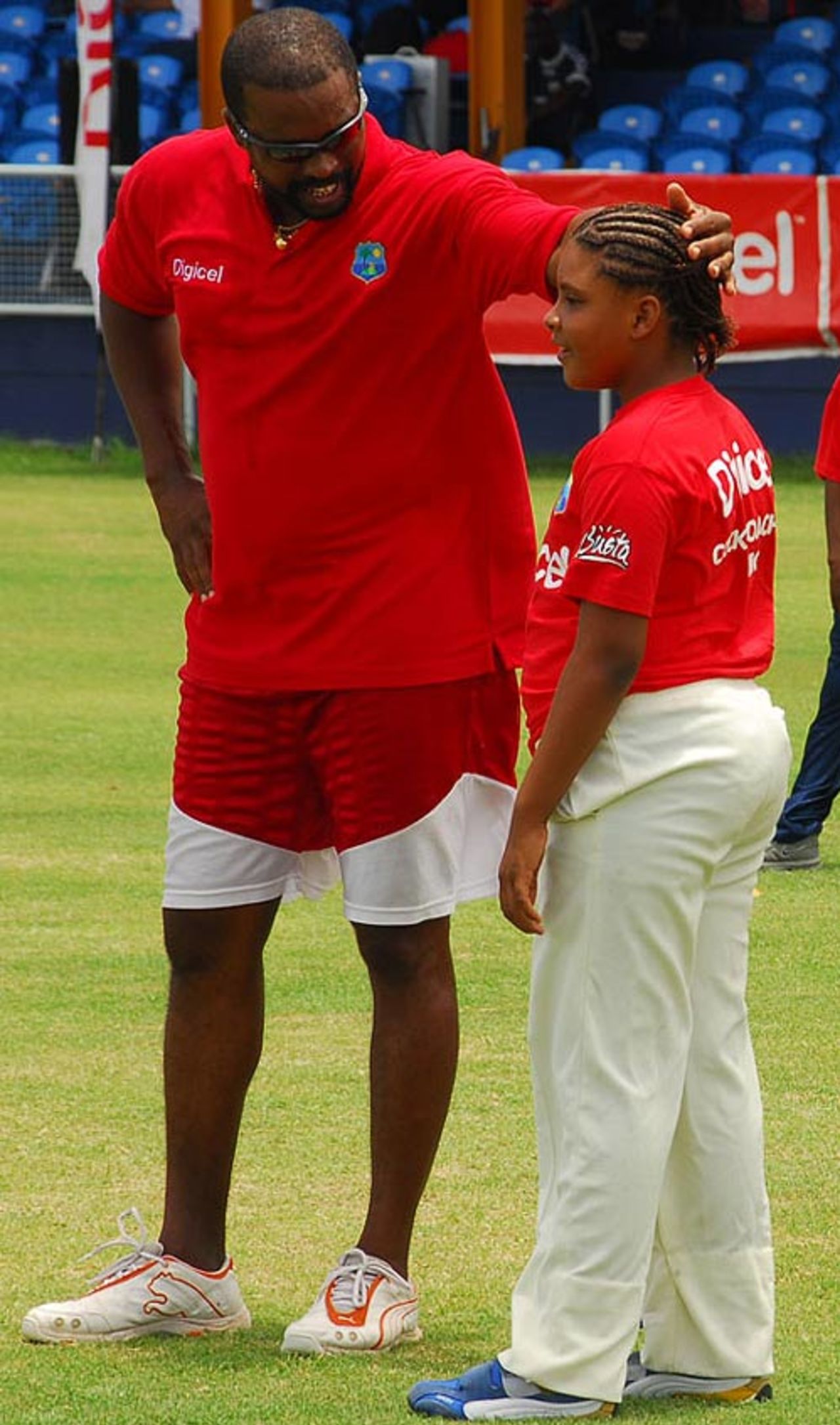 Kenny Benjamin encourages the lone female participant at a Digicel coaching clinic, Arnos Vale, St Vincent, August 7, 2007
