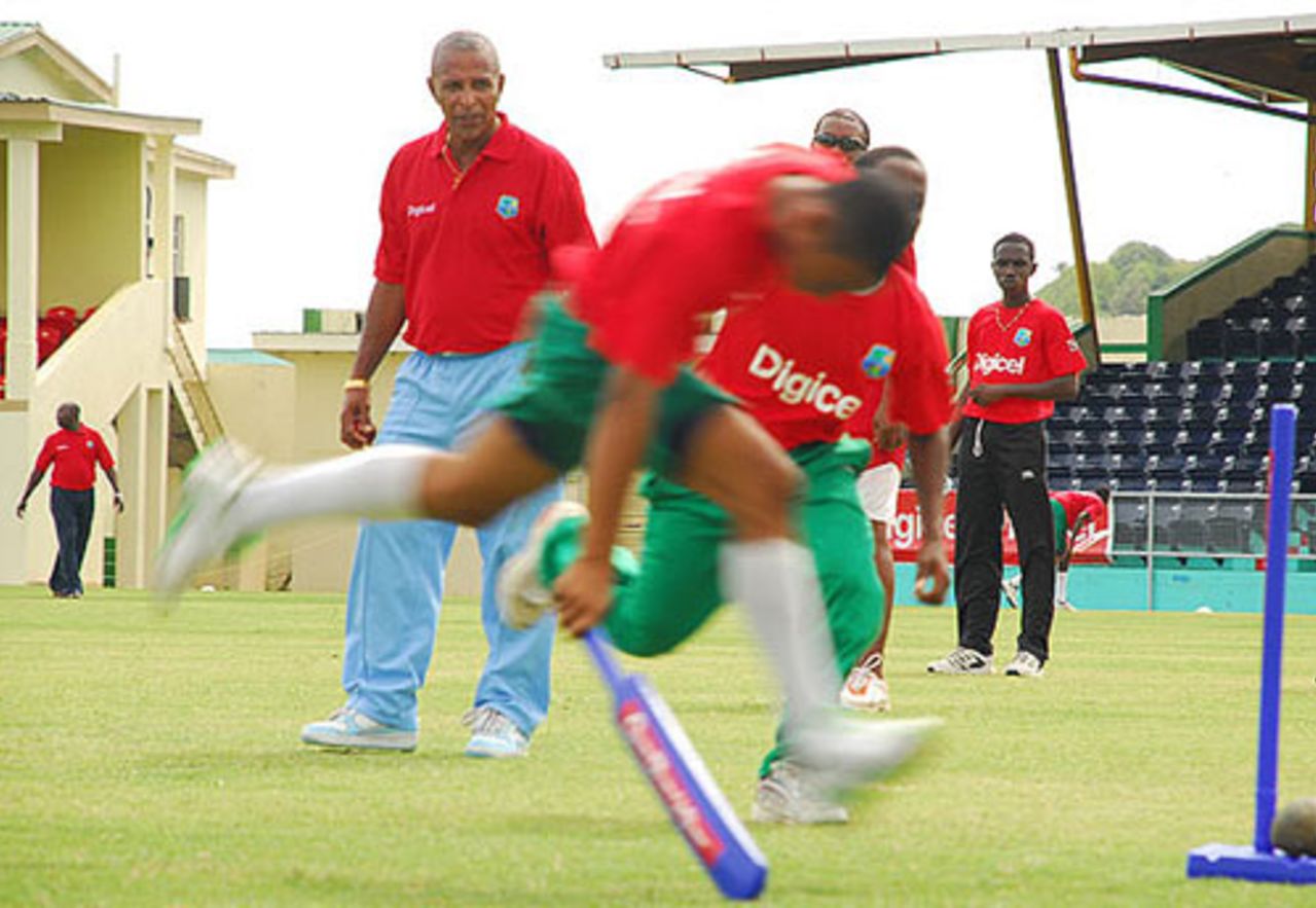 Bernard Julien oversees the running-between-the-wickets exercise at the Digicel coaching clinic, Arnos Vale, St Vincent, August 7, 2007