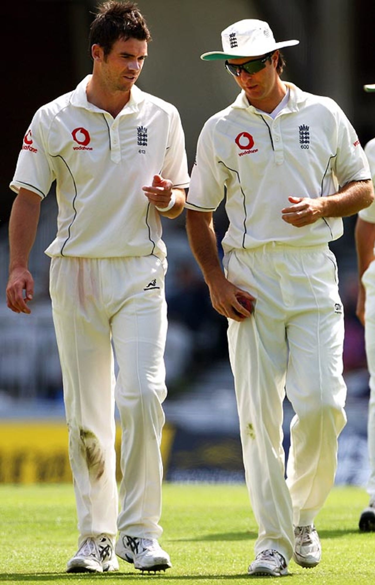 James Anderson  has a chat with Michael Vaughan, England v India, 3rd Test, The Oval, 1st day, August 9, 2007