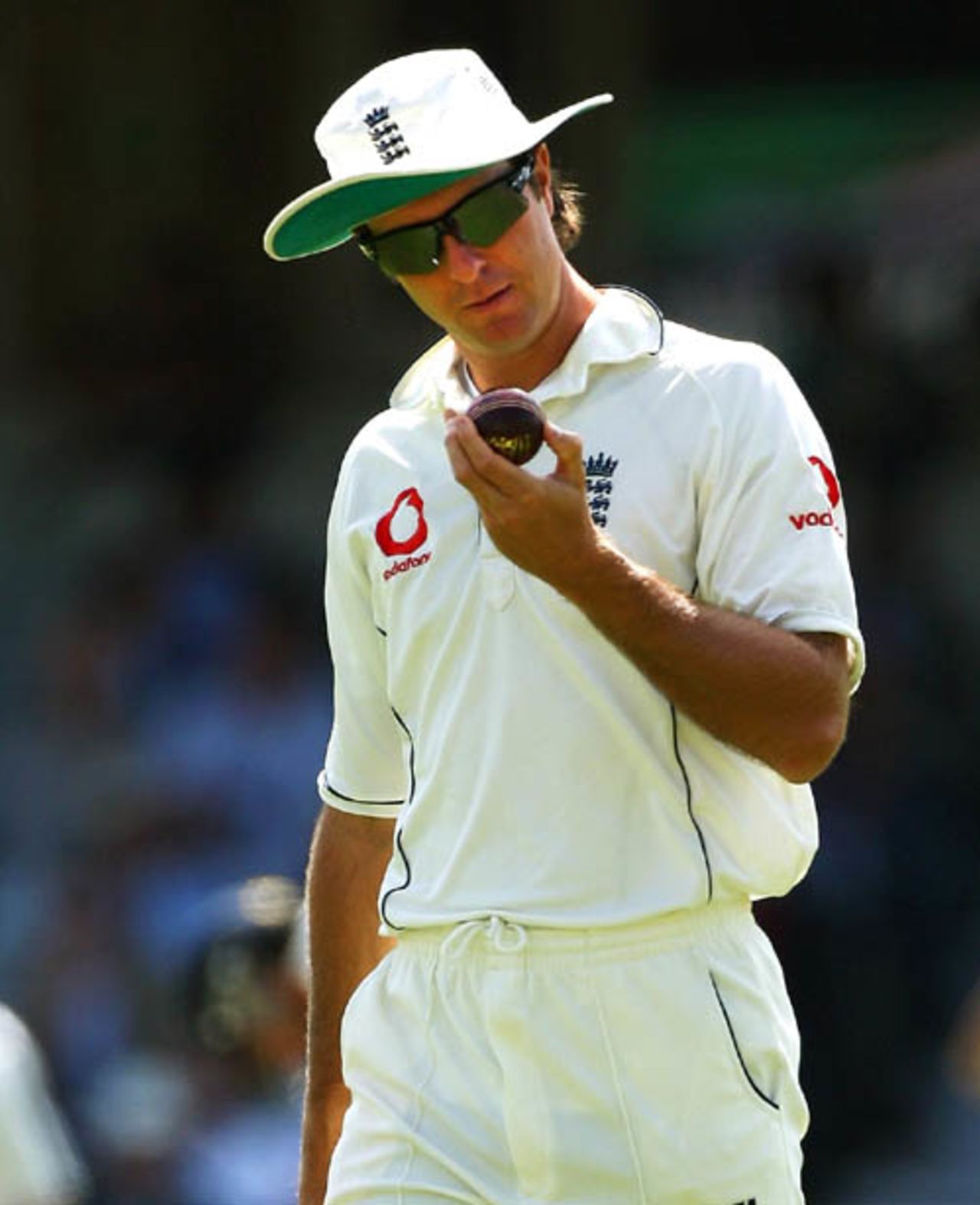 Michael Vaughan takes a look at the ball, England v India, 3rd Test, The Oval, 1st day, August 9, 2007
