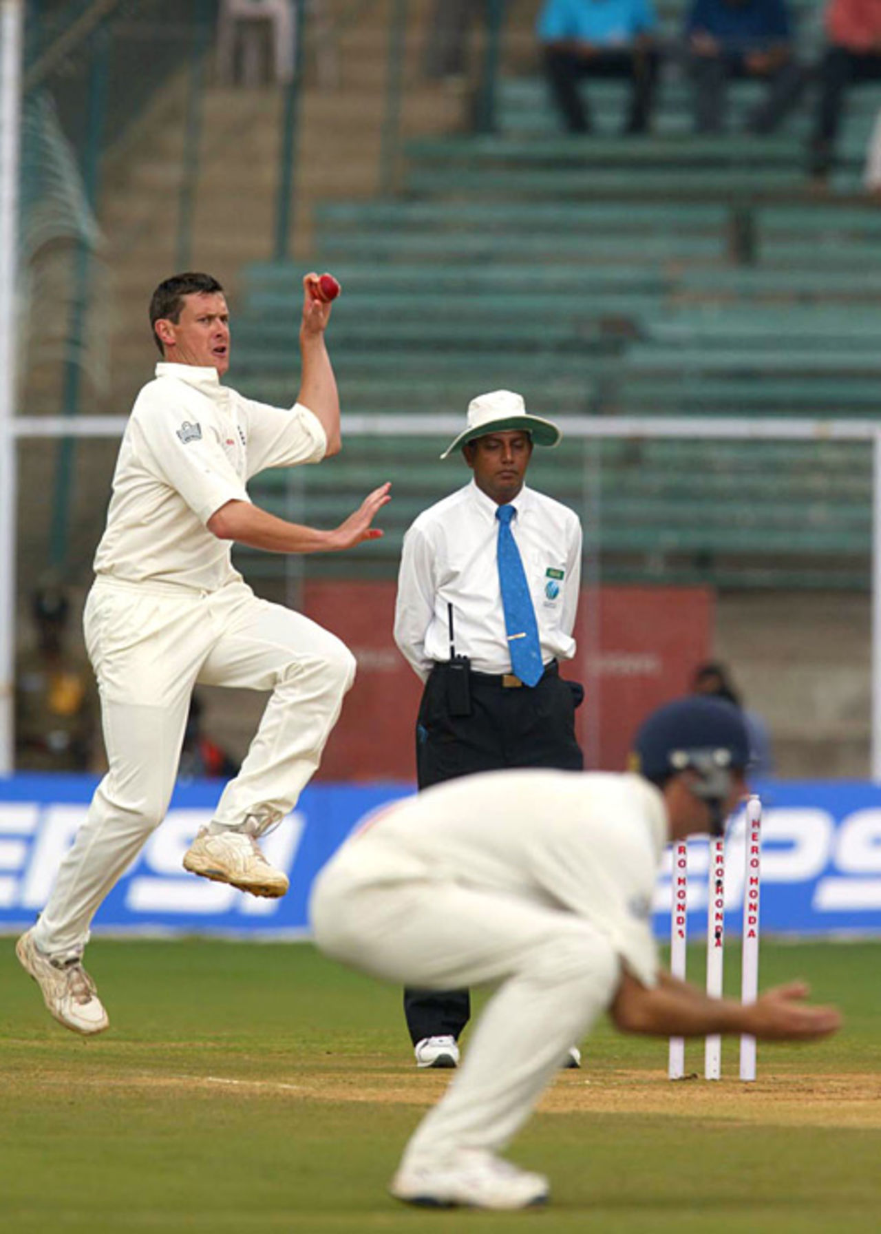Ashley Giles bowls over the wicket in India, India v England, 3rd Test, Bangalore, December 21, 2001