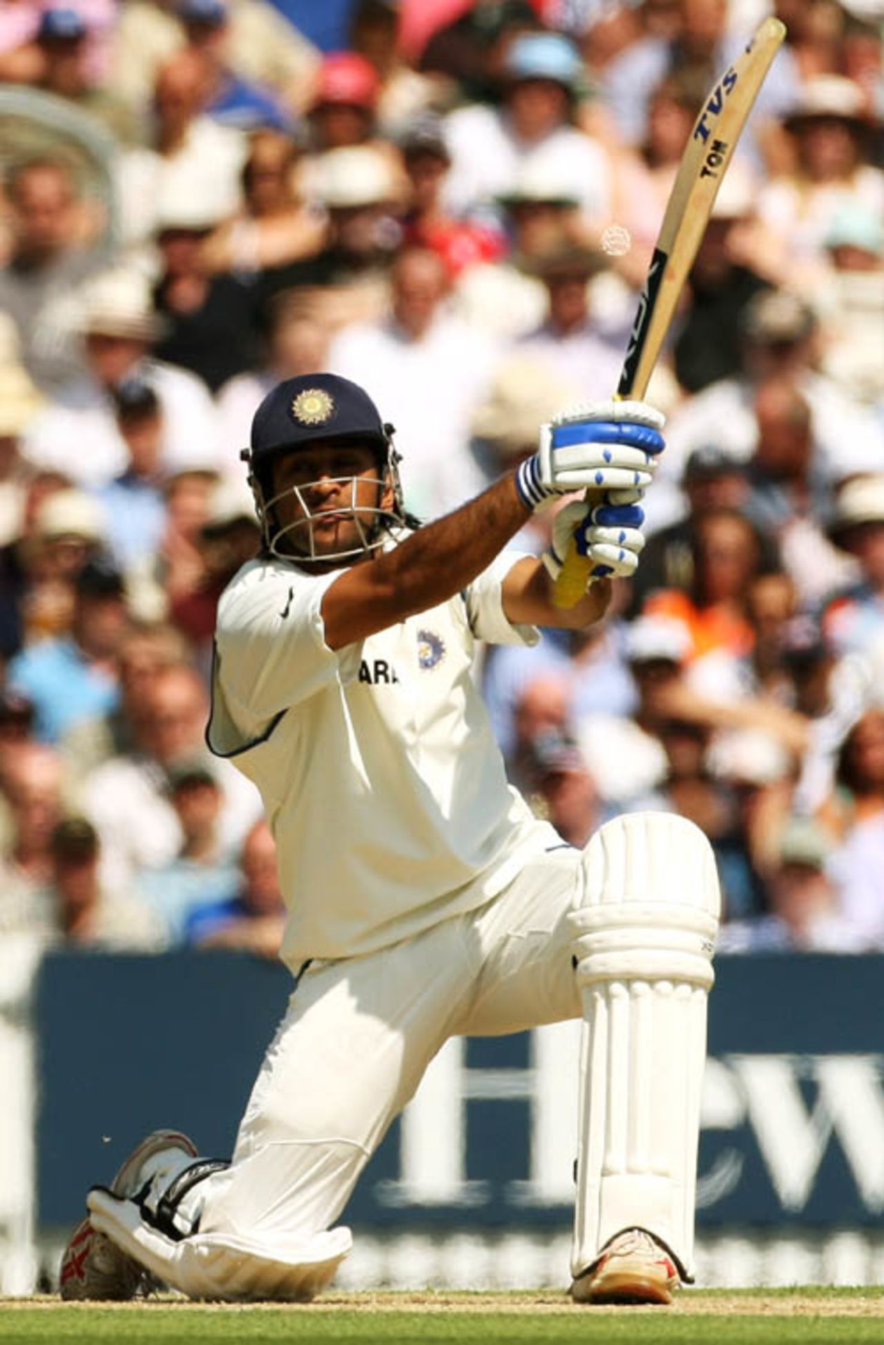 Mahendra Singh Dhoni wasted no time once he got in, hitting 33 off 44 before lunch was called, England v India, 3rd Test, The Oval, 2nd day, August 10, 2007