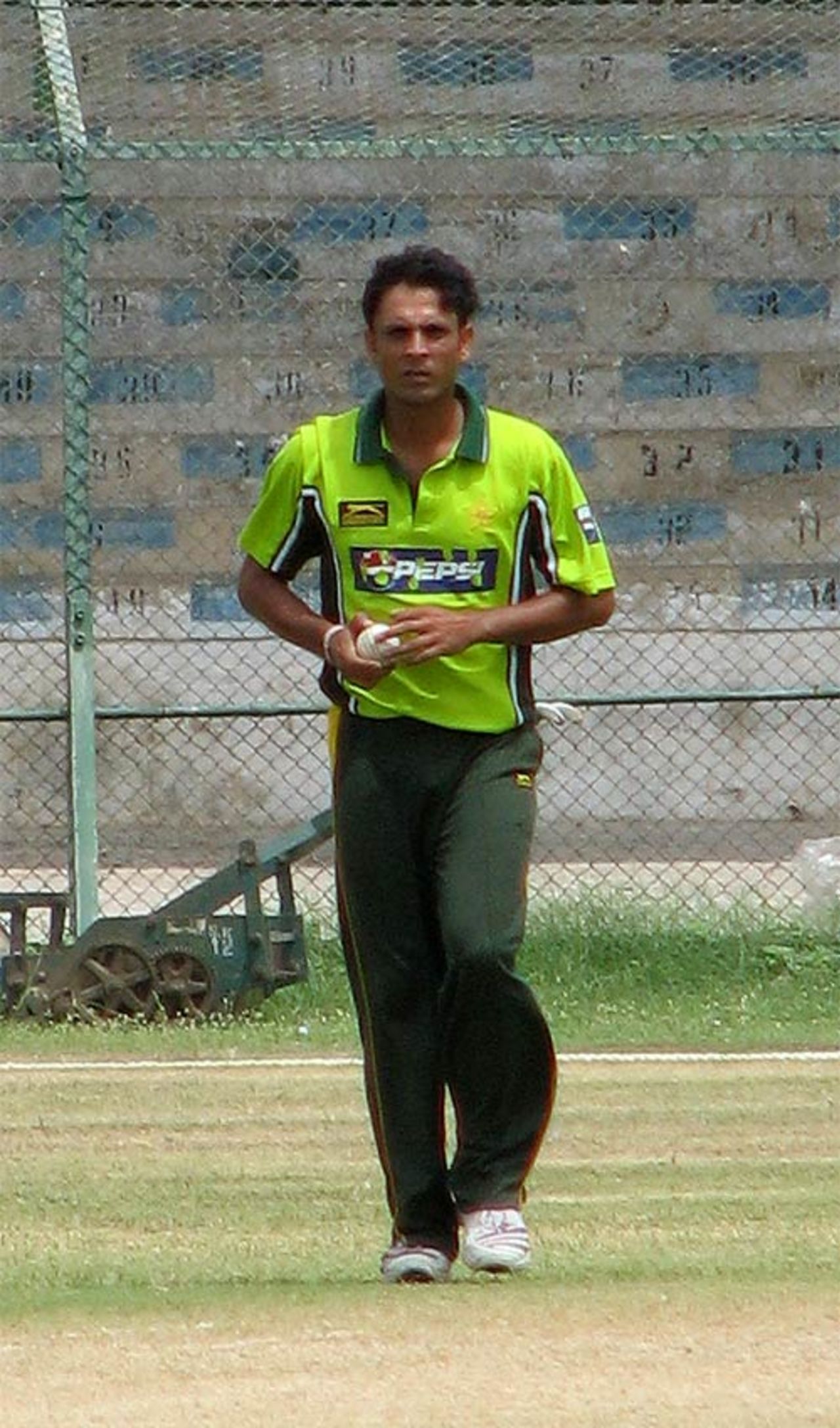 Abdur Rehman prepares to bowl in a practice match, National Stadium Karachi, August 2, 2007
