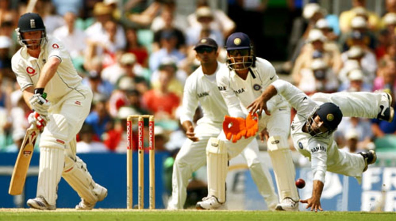 Dinesh Karthik dives to stop Paul Collingwood's nudge, England v India, 3rd Test, The Oval, 3rd day, August 11, 2007