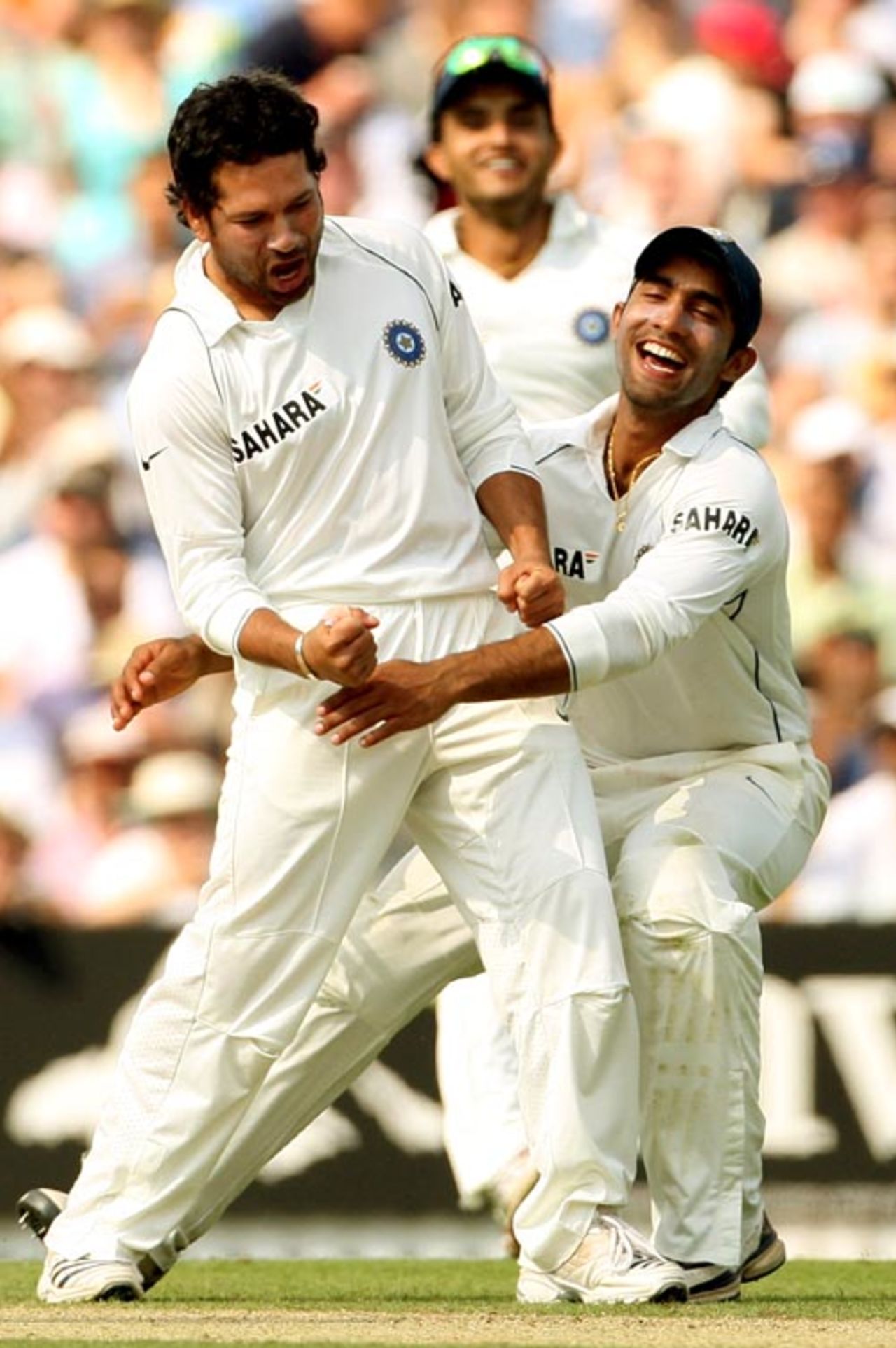 Sachin Tendulkar celebrates the wicket of Kevin Pietersen with Dinesh Karthik, England v India, 3rd Test, The Oval, 3rd day, August 11, 2007