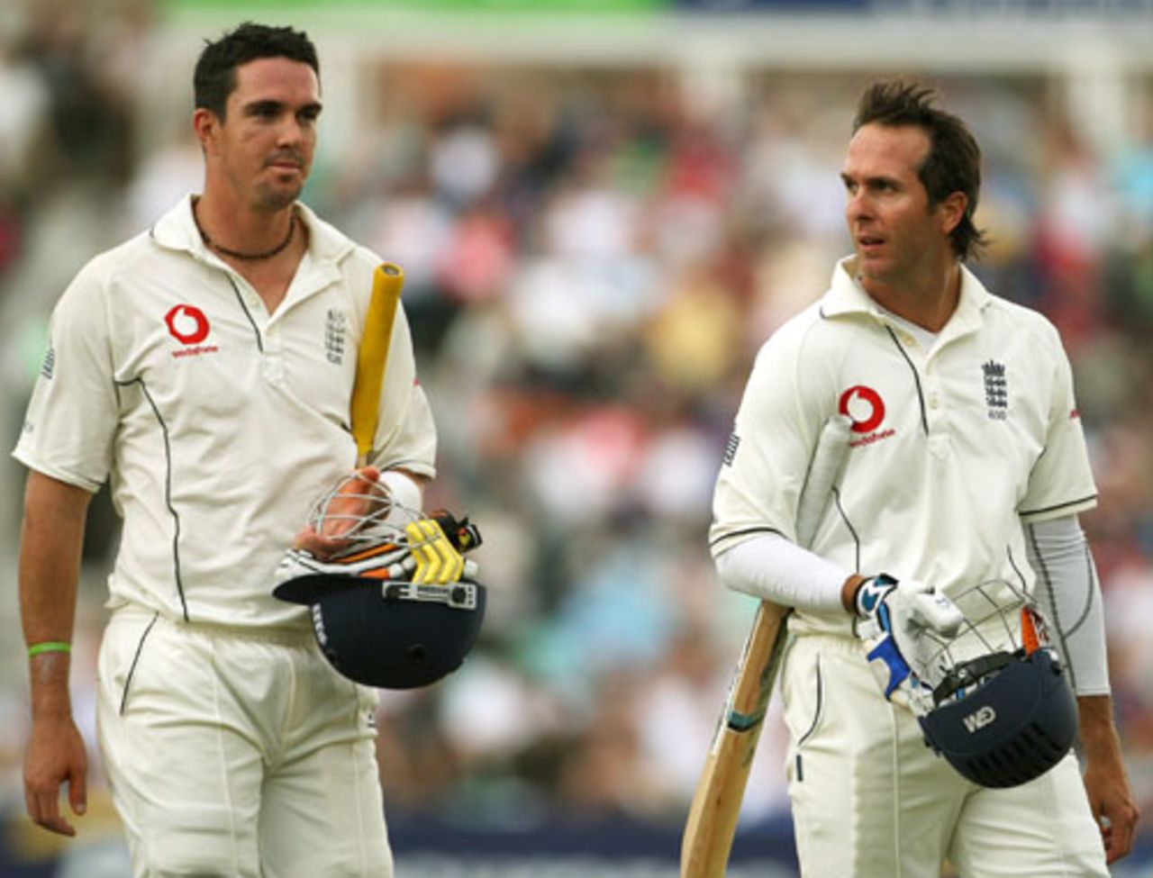 Michael Vaughan and Kevin Pietersen walk off after being offered the light, England v India, 3rd Test, The Oval, 5th day, August 13, 2007