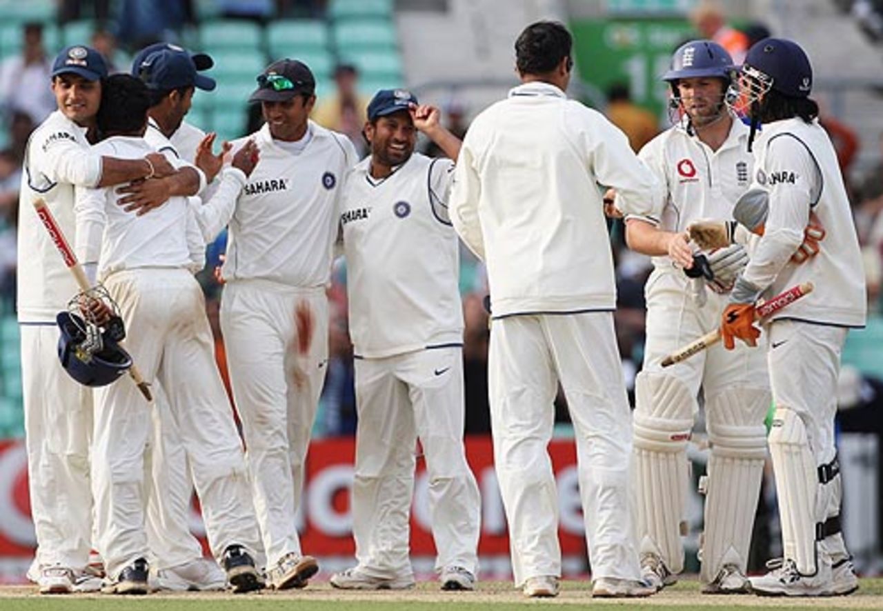 Congratulatory messages are exchanged as India complete their first series win in England since 1986, England v India, 3rd Test, The Oval, 5th day, August 13, 2007