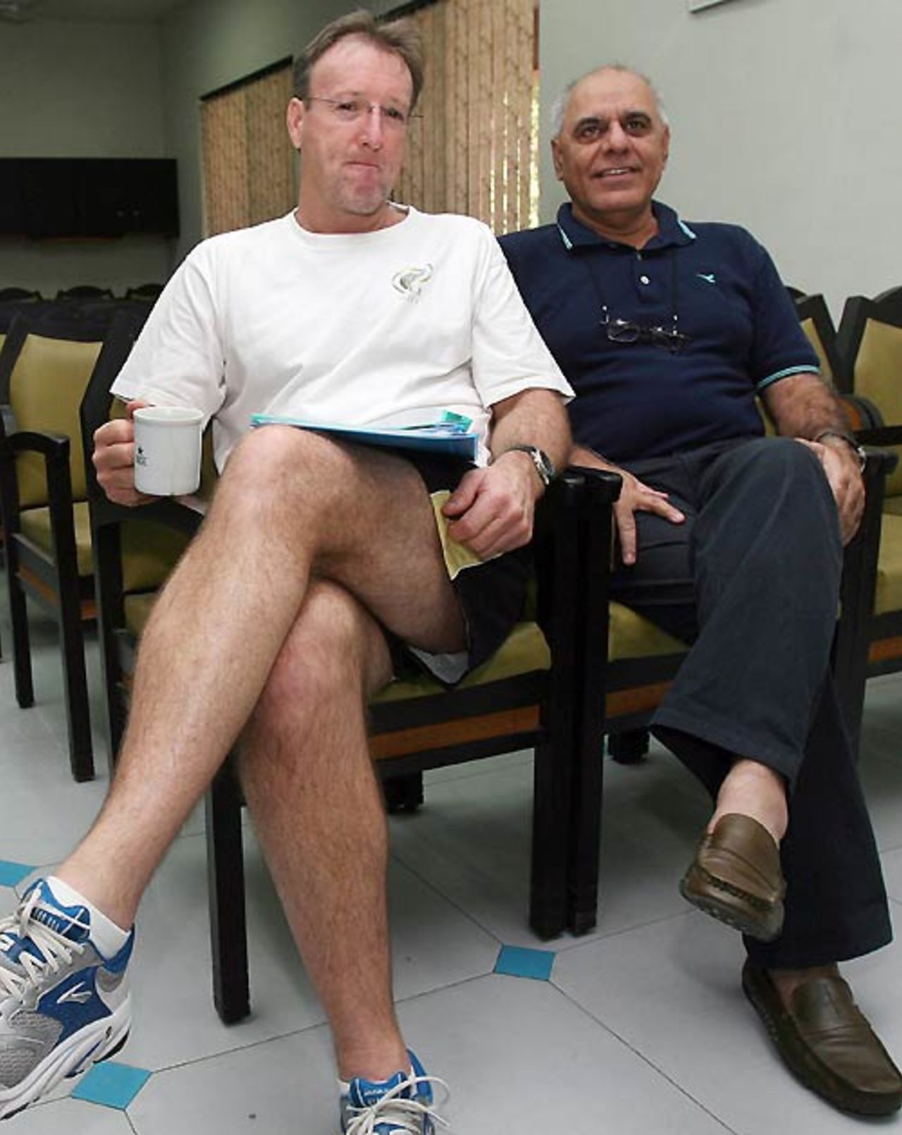 Geoff Lawson chats with Haroon Rashid, Lahore, August 21, 2007