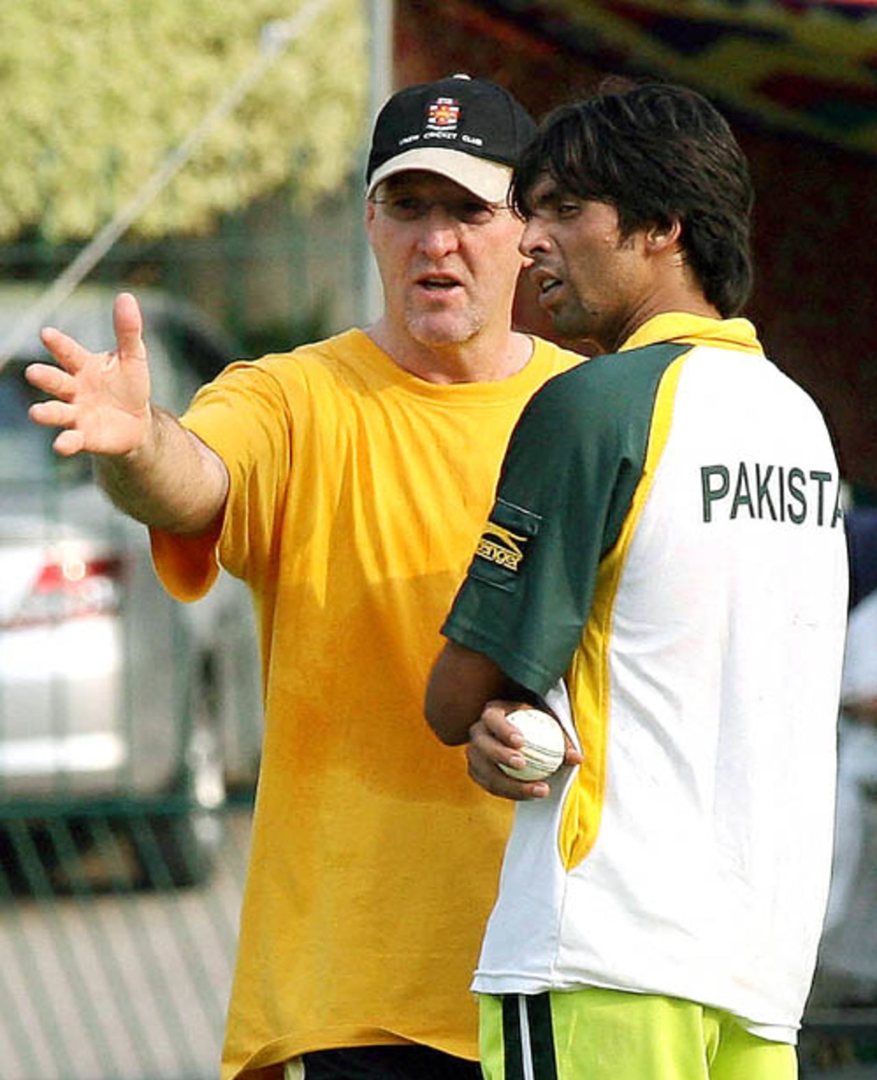 Geoff Lawson gives some tips to Mohammad Asif, Gaddafi Stadium, Lahore, August 21, 2007