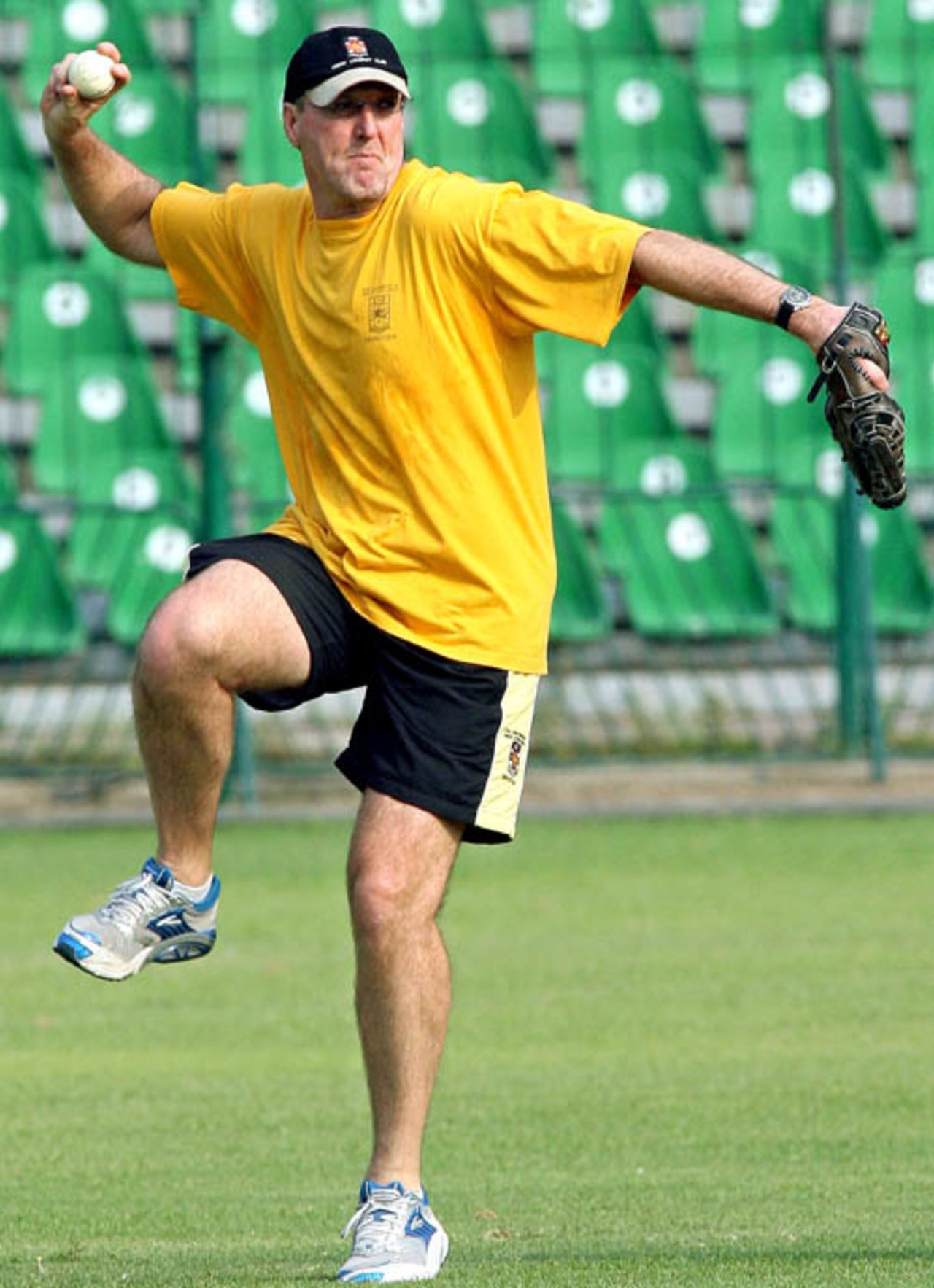 Geoff Lawson during a fielding drill, Gaddafi Stadium, Lahore, August 21, 2007