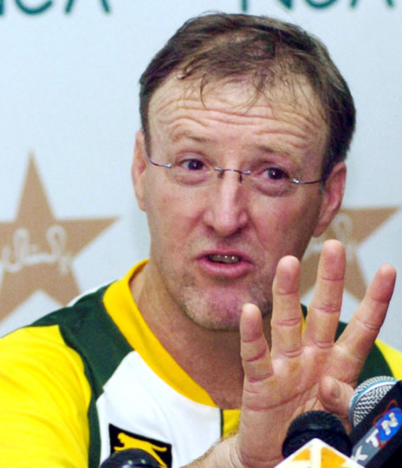 Geoff Lawson speaks to the media, Gaddafi Stadium, Lahore, August 21, 2007