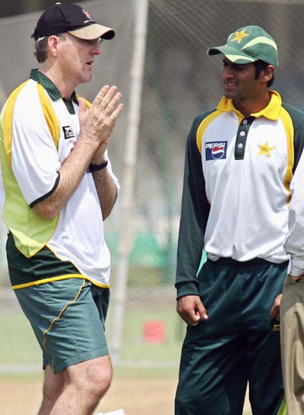 Geoff Lawson discusses strategy with Shoaib Malik, Gaddafi Stadium, Lahore, August 23, 2007
