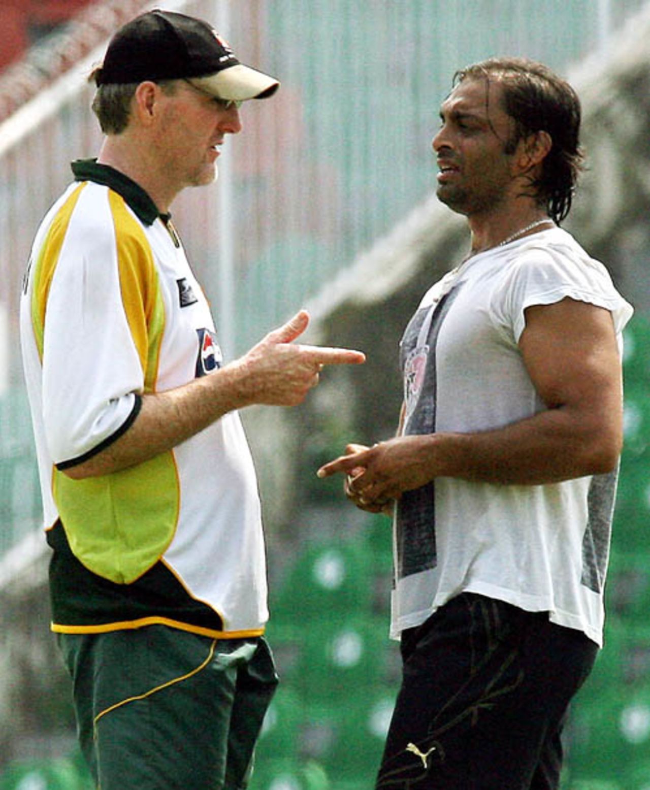 Geoff Lawson has a chat with Shoaib Akhtar during a training camp, Gaddafi Stadium, Lahore, August 24, 2007