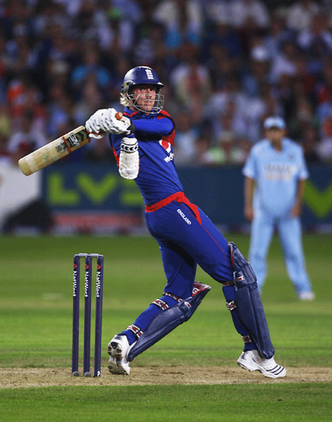 Stuart Broad threw his bat around in the last few overs but England still fell nine runs short, England v India, 2nd ODI, Bristol, August 24, 2007