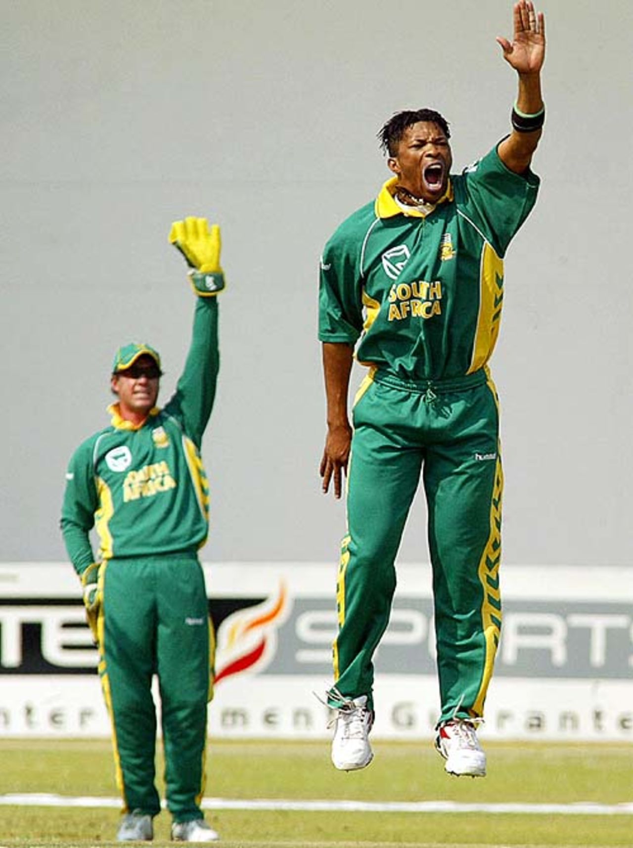 Makhaya Ntini and AB De Villiers successfully appeal for a caught behind after Vusi Sibanda got a faint edge, Zimbabwe v South Africa, 2nd ODI, Harare, August 25, 2007