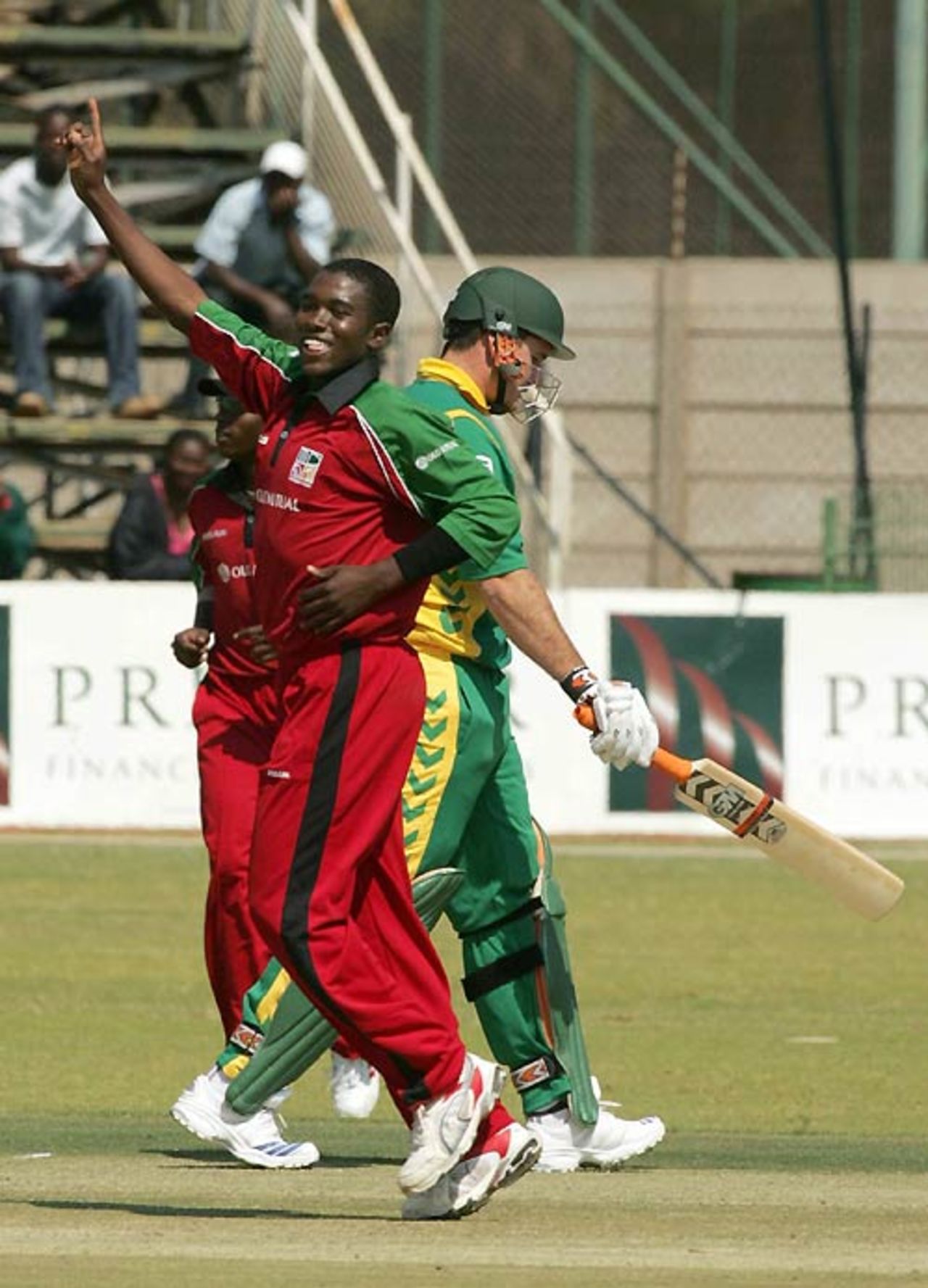 Elton Chigumbura celebrates after dismissing Graeme Smith for 24, Zimbabwe v South Africa, 3rd ODI, Harare, August 26, 2007
