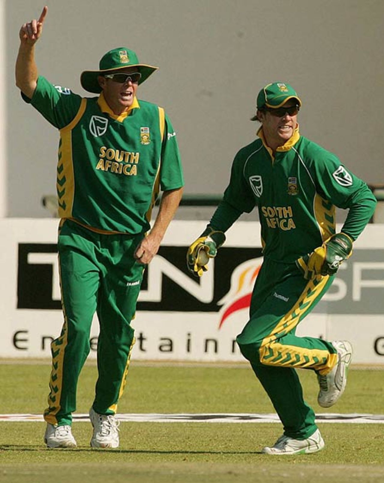 Shaun Pollock and AB de Villiers celebrate the wicket of Vusi Sibanda, Zimbabwe v South Africa, 3rd ODI, Harare, August 26, 2007