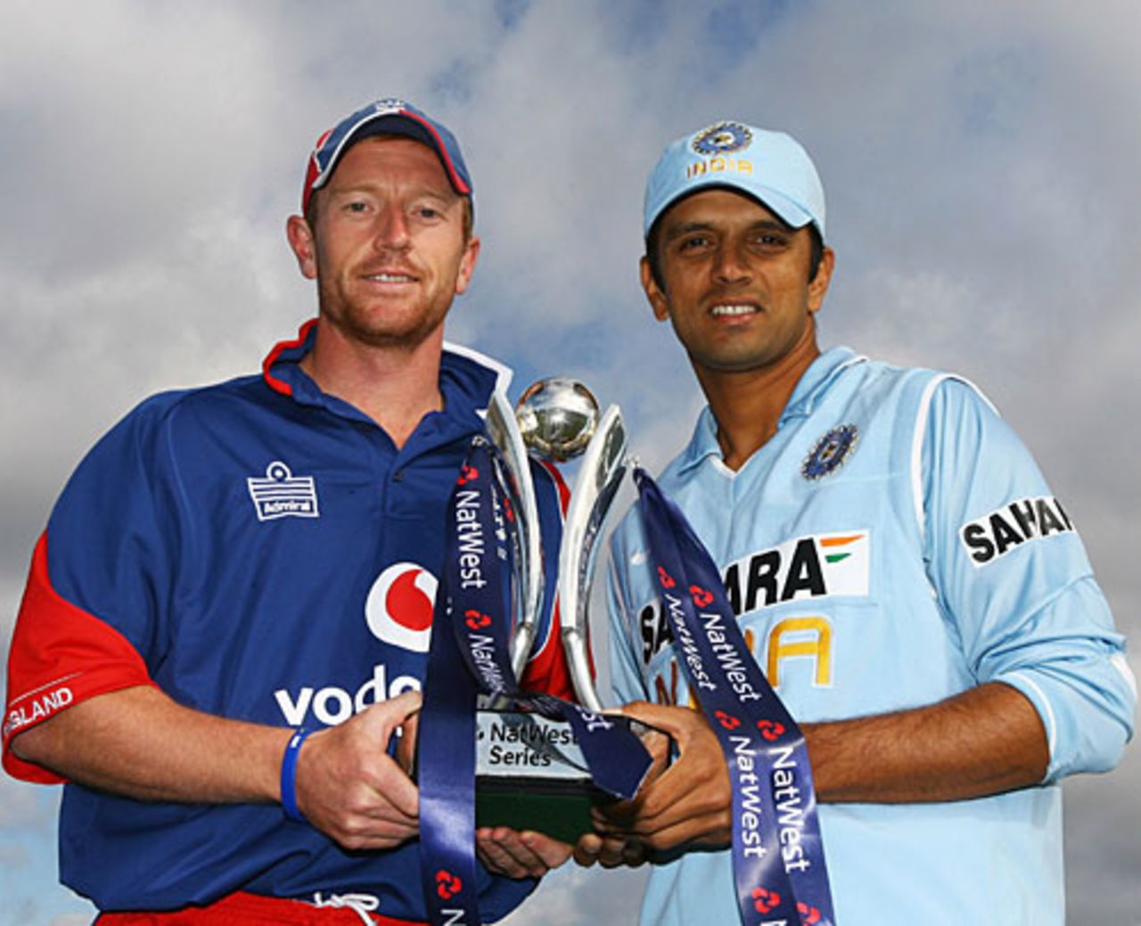 Paul Collingwood and Rahul Dravid pose with the trophy ahead of the third ODI, England v India, 3rd ODI, Edgbaston, August 27, 2007
