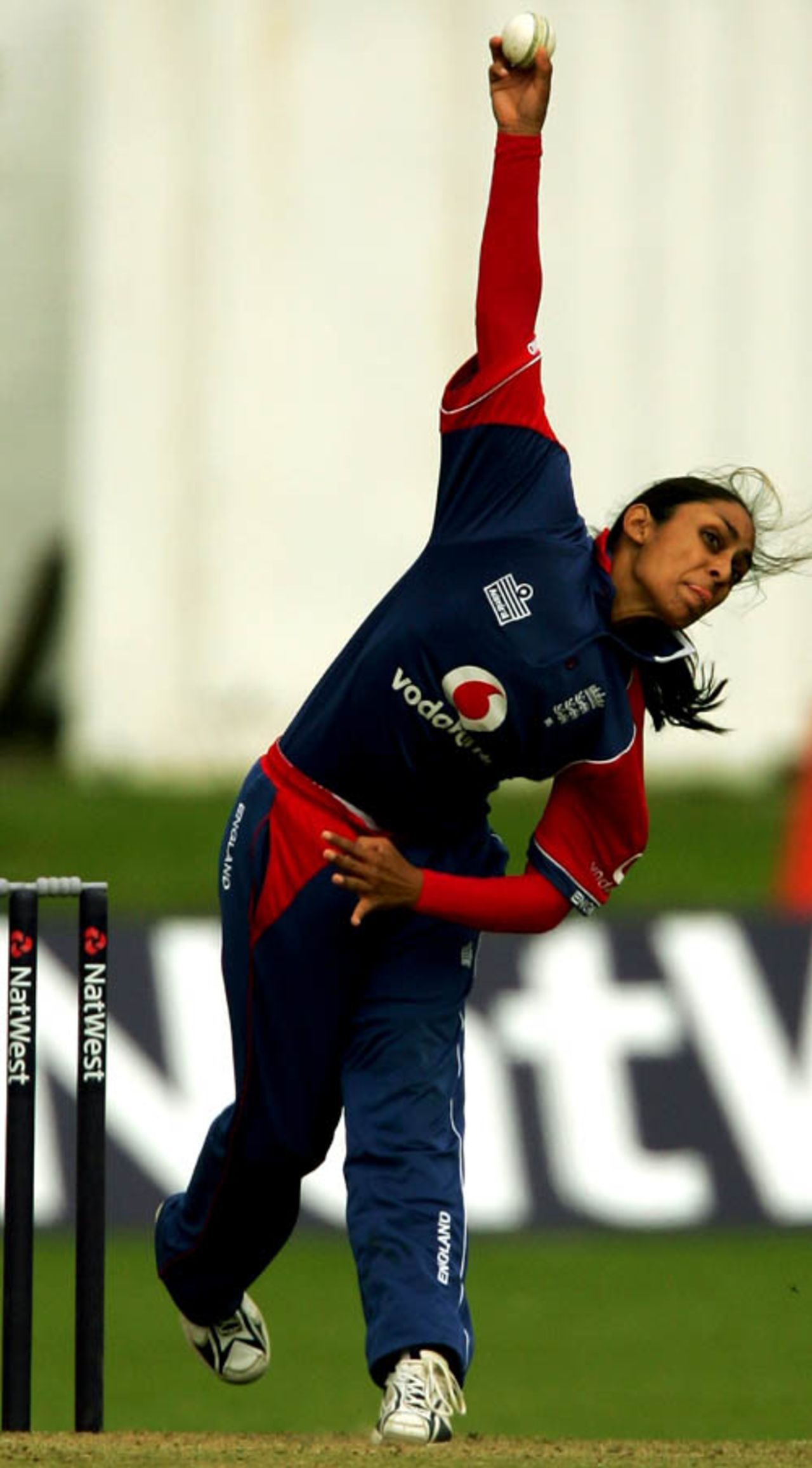 Isa Guha's 4 for 11 sent  New Zealand crashing to 72, England v New Zealand, 5th women's ODI, Blackpool, August 27, 2007