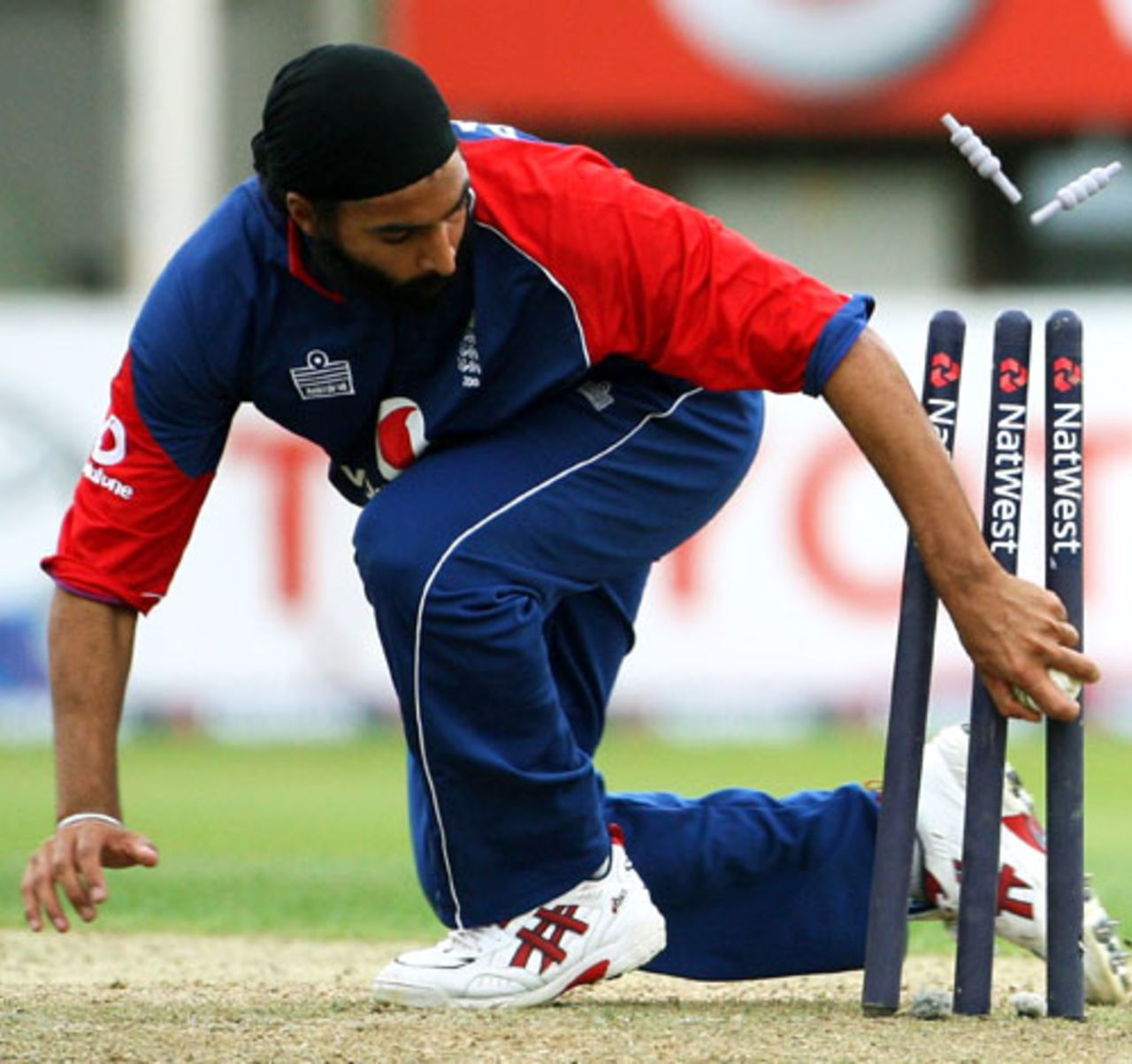 Monty Panesar knocks the stumps to run out Yuvraj Singh, England v India, 3rd ODI, Edgbaston, August 27, 2007
