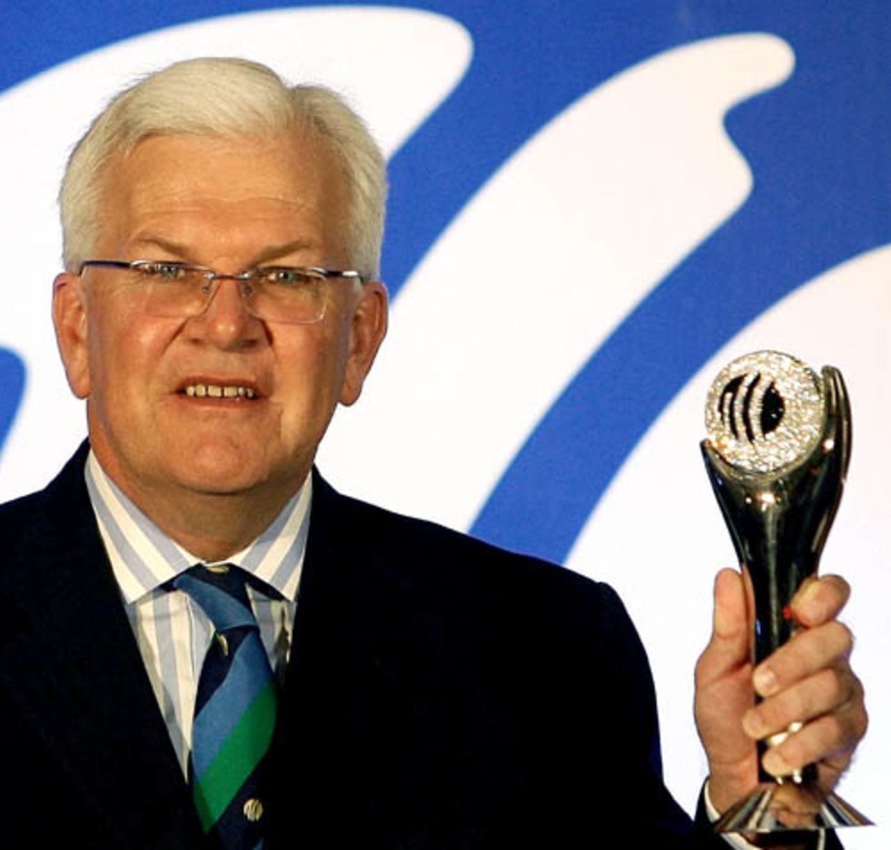 Malcolm Speed poses with a replica of the 2007 ICC Awards trophy at a press conference, Mumbai, 28 August 2007