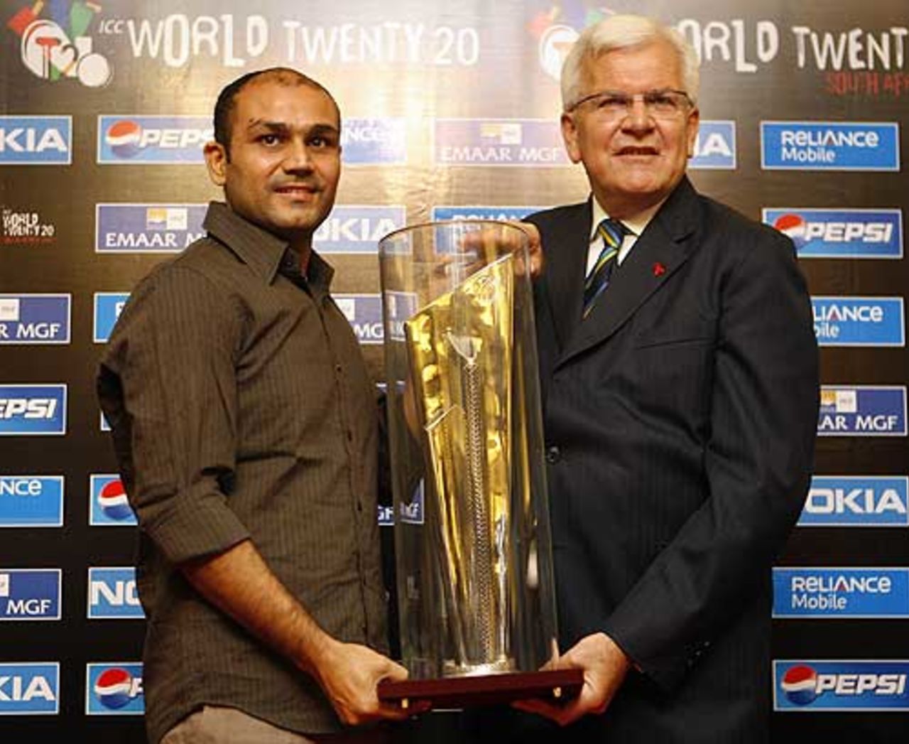 Virender Sehwag and Malcolm Speed pose with the Twenty20 World Championship Trophy, August 29, 2007