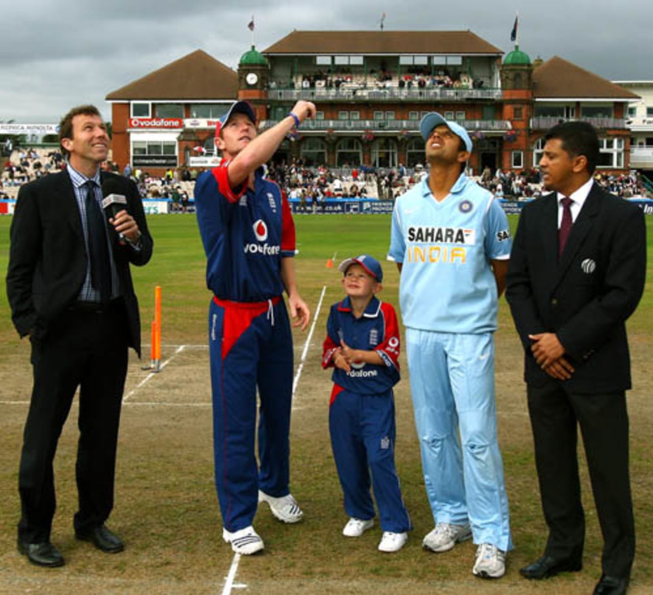 Paul Collingwood tosses the coin while Rahul Dravid looks on, England v India, 4th ODI, Old Trafford, August 30, 2007
