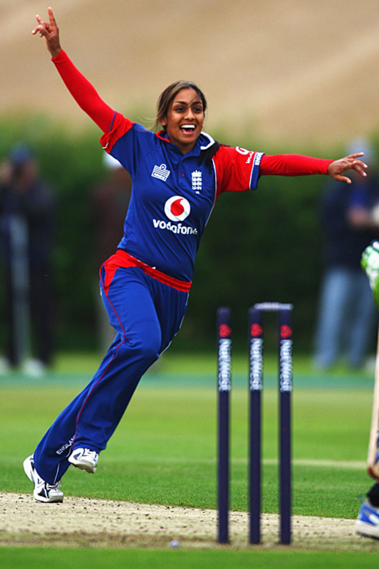 Isa Guha celebrates one of her three wickets, England Women v New Zealand Women, 6th ODI, Shenley, August 30, 2007