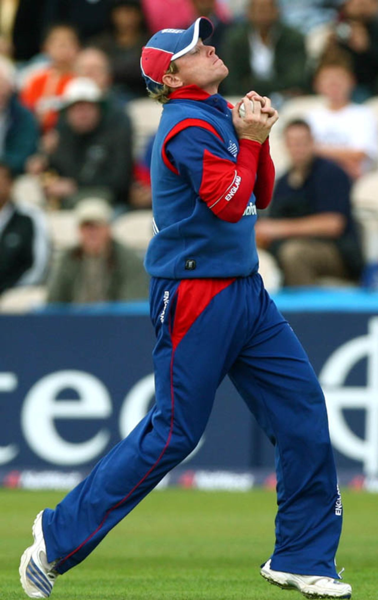 Ian Bell holds on to a skier from Sourav Ganguly, England v India, 4th ODI, Old Trafford, August 30, 2007