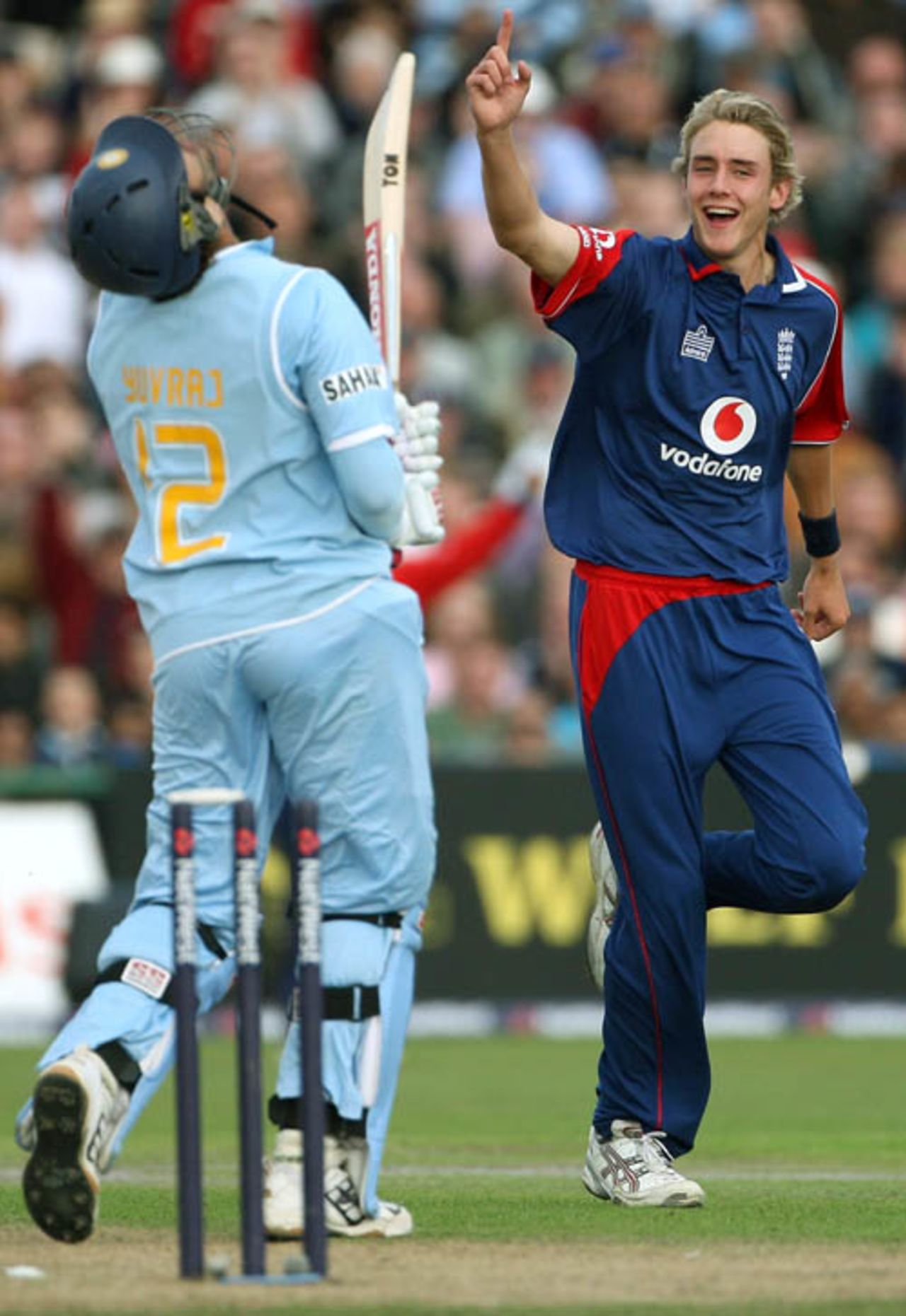 Stuart Broad sends Yuvraj Singh back to the pavilion, England v India, 4th ODI, Old Trafford, August 30, 2007