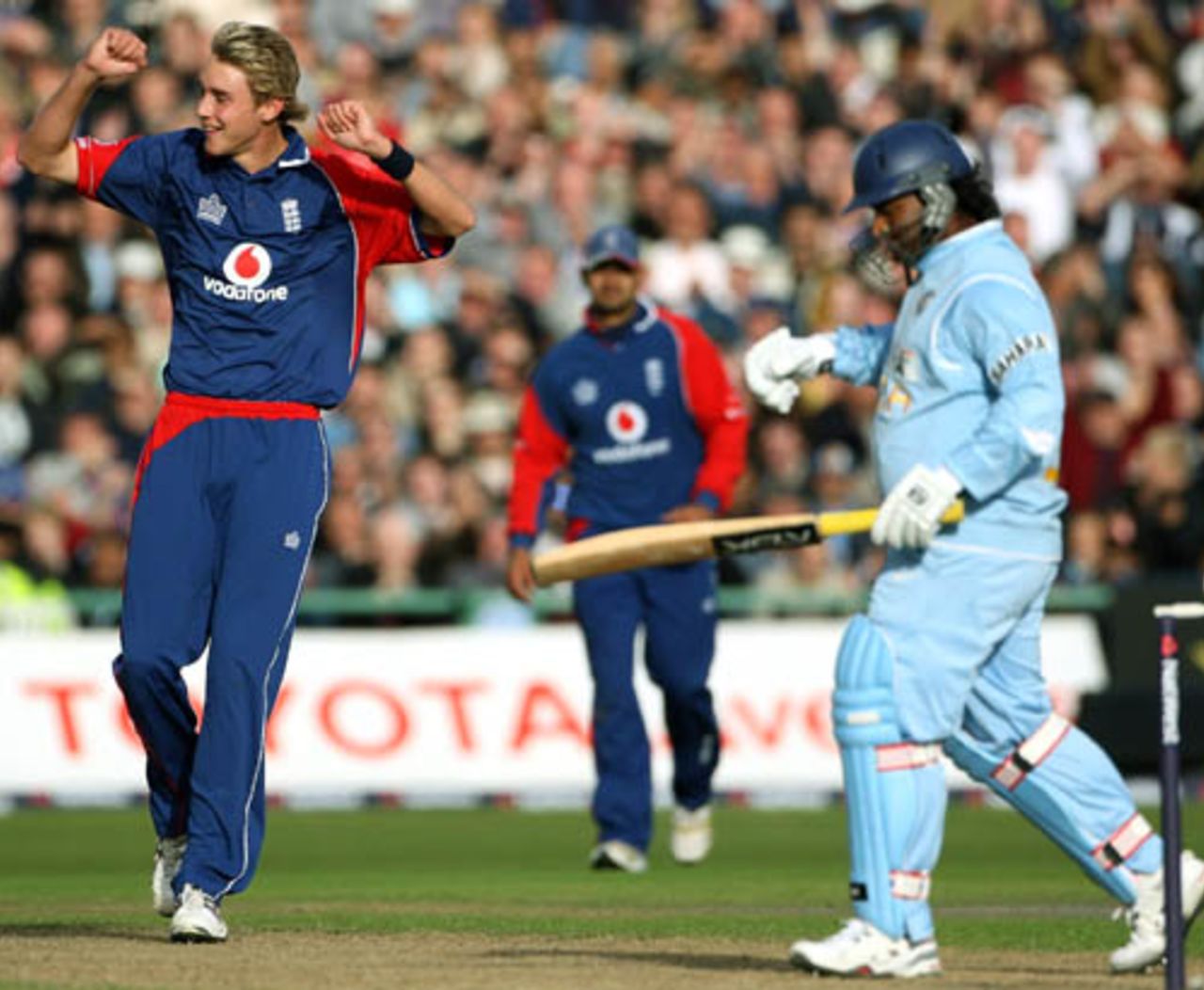 Ramesh Powar walks back after being dismissed by Stuart Broad,  England v India, 4th ODI, Old Trafford, August 30, 2007
