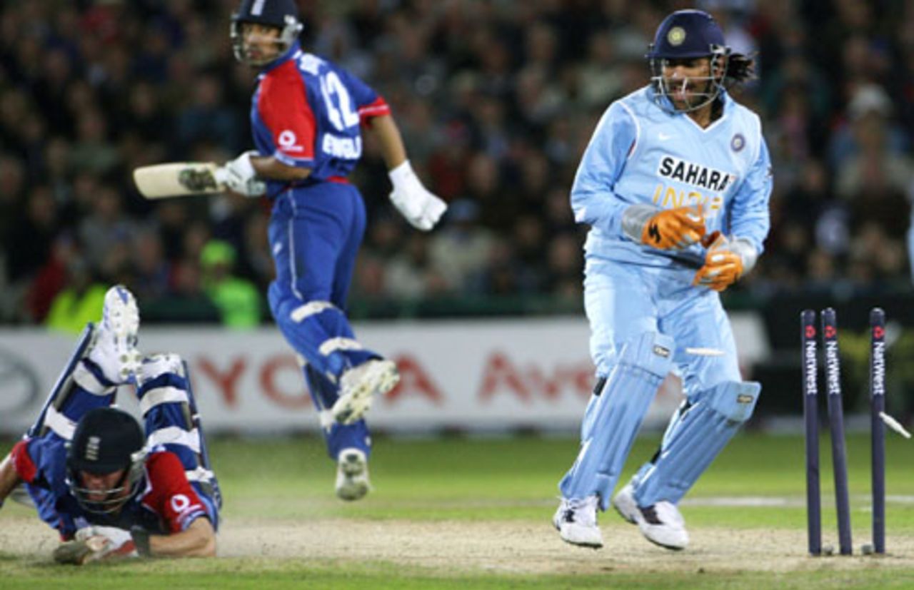 Paul Collingwood is run out by Mahendra  Singh Dhoni,  England v India, 4th ODI, Old Trafford, August 30, 2007
